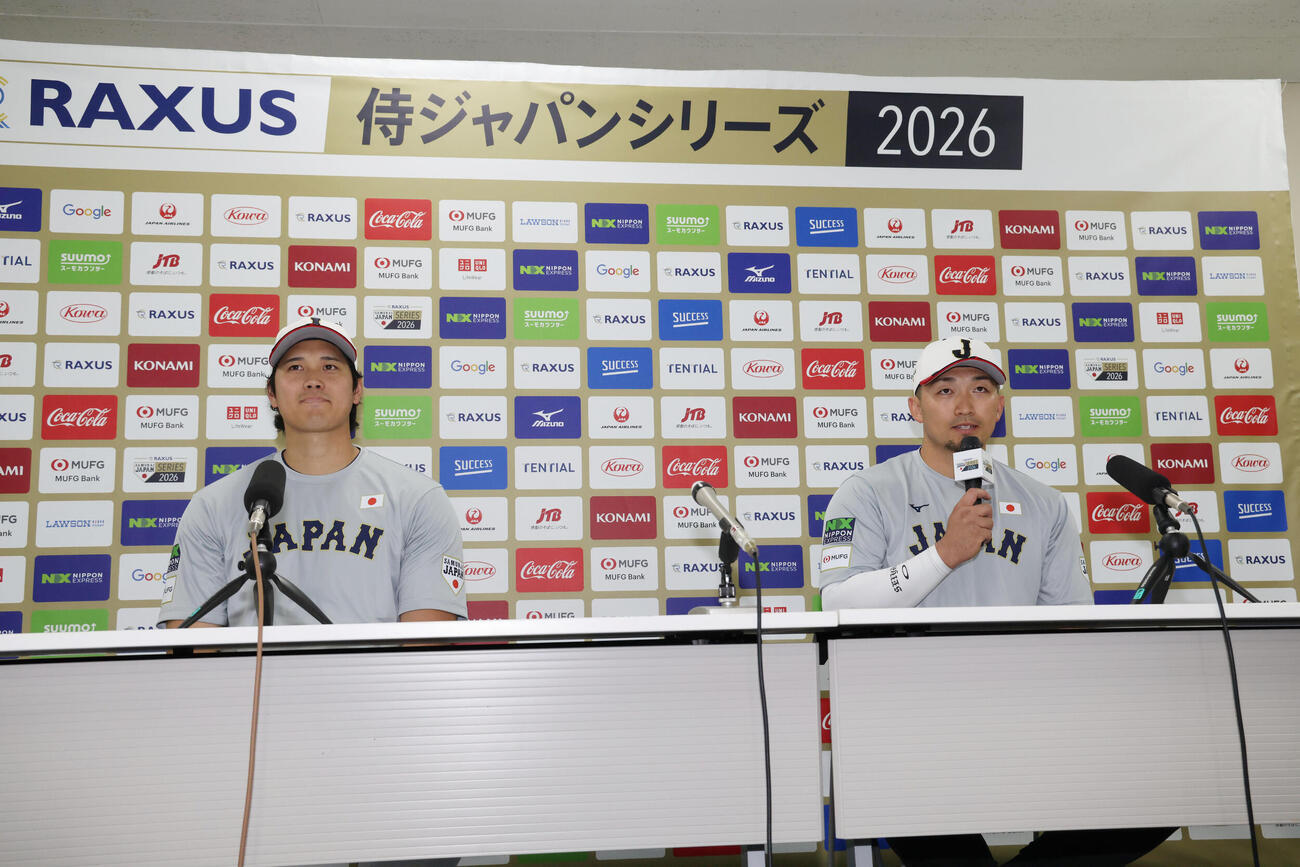 練習を終え会見する大谷（左）と鈴木