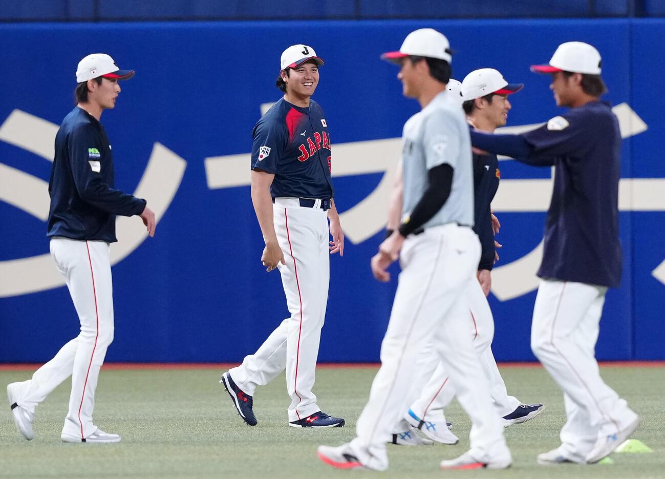 チームに合流し笑顔を見せる大谷（中央）（撮影・垰建太）