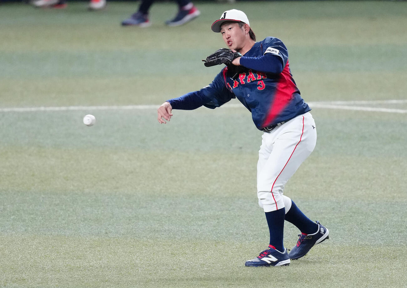 シートノックに臨む小園（撮影・垰建太）
