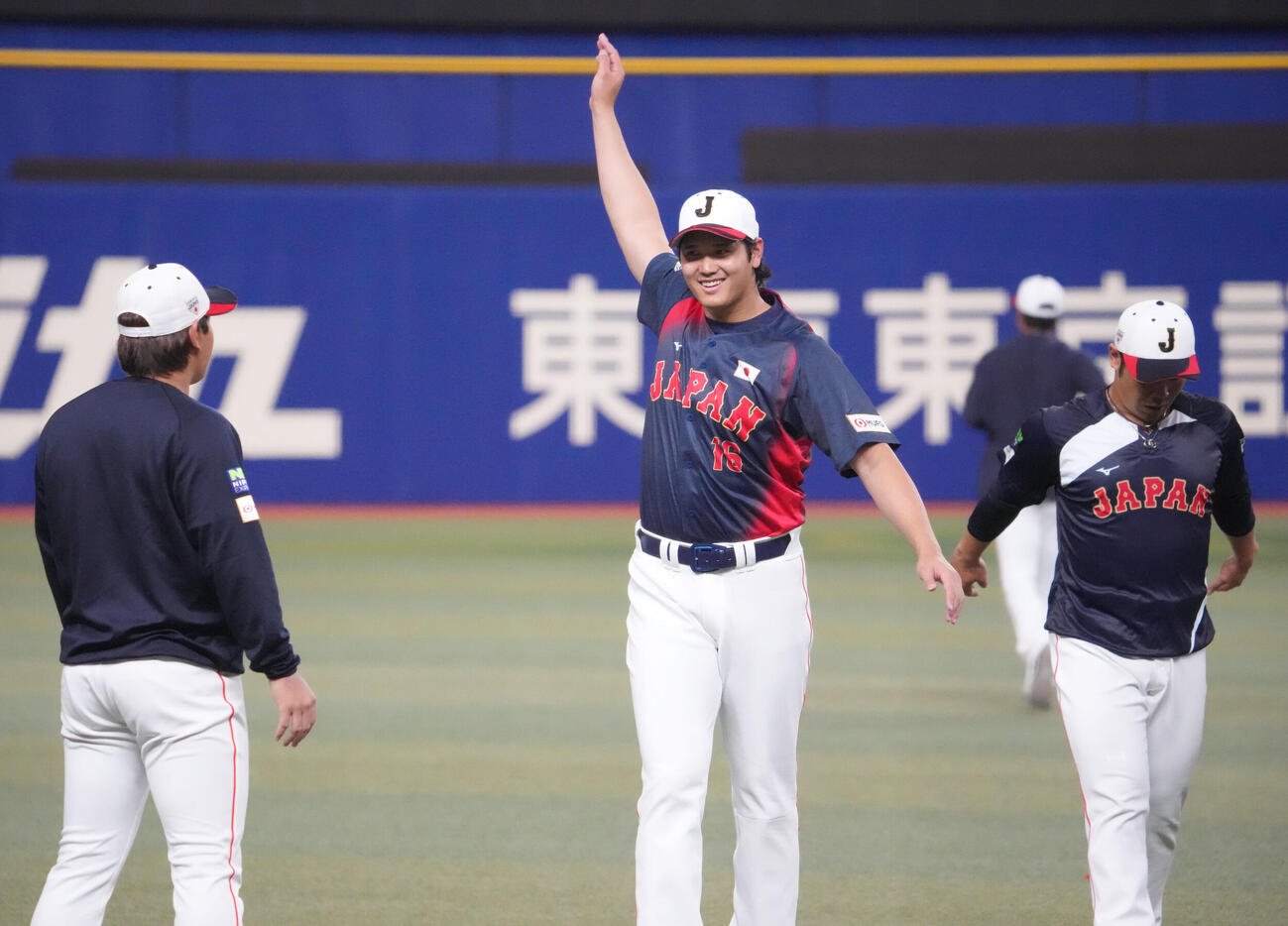 大谷（中央）は侍ジャパンに合流し宮城と言葉を交わす（撮影・森本幸一）