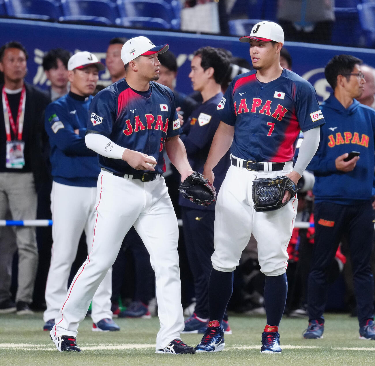 鈴木とキャッチボールに臨む佐藤（撮影・垰建太）