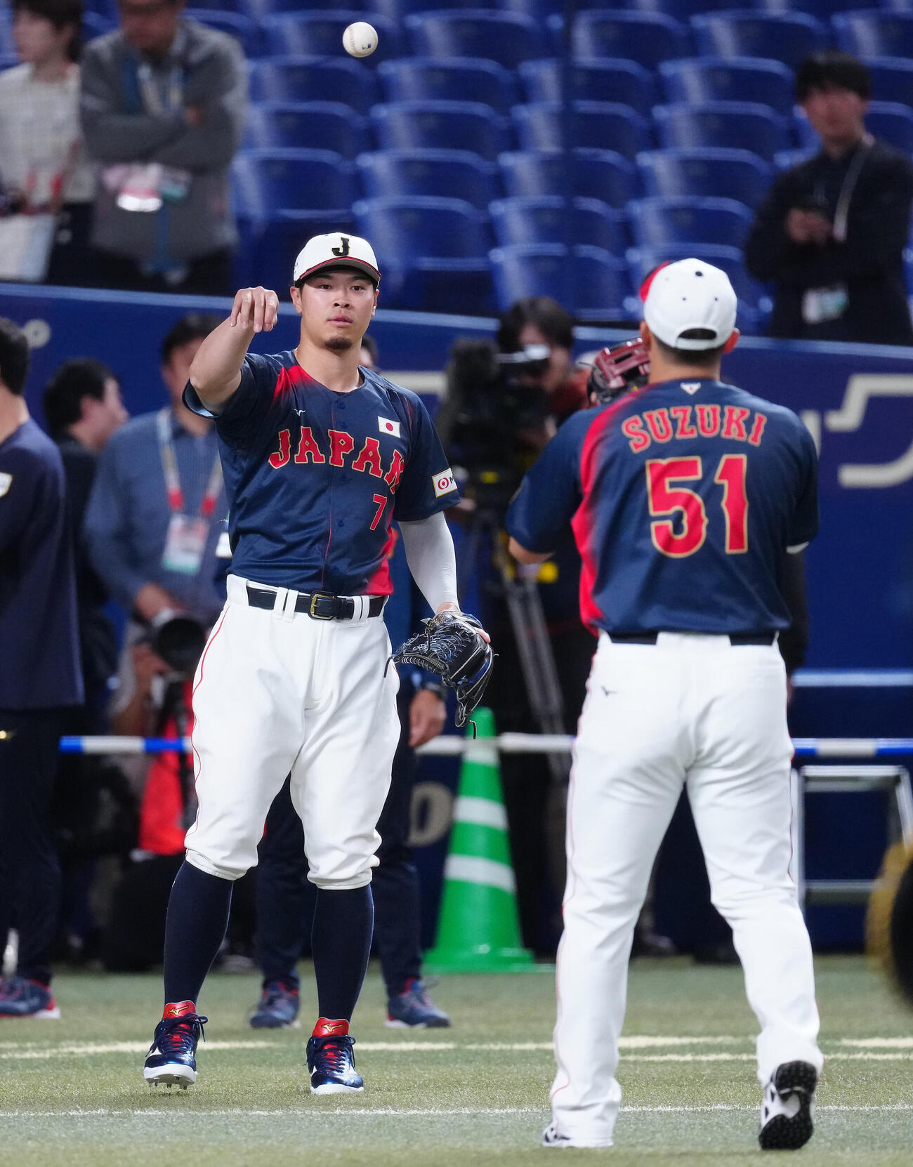 鈴木（右）とキャッチボールに臨む佐藤（撮影・垰建太）