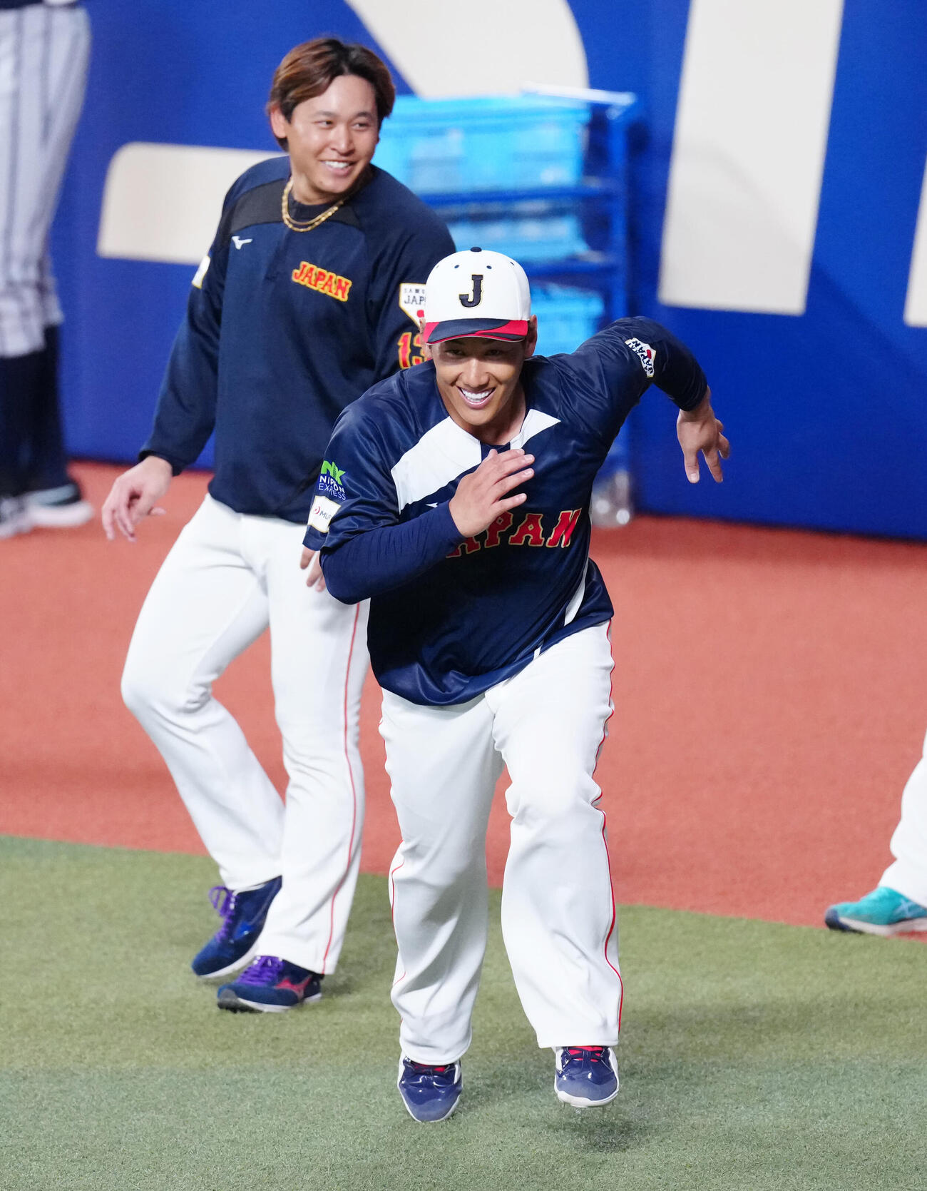 宮城（後方）らと笑顔で練習に臨む吉田（撮影・垰建太）