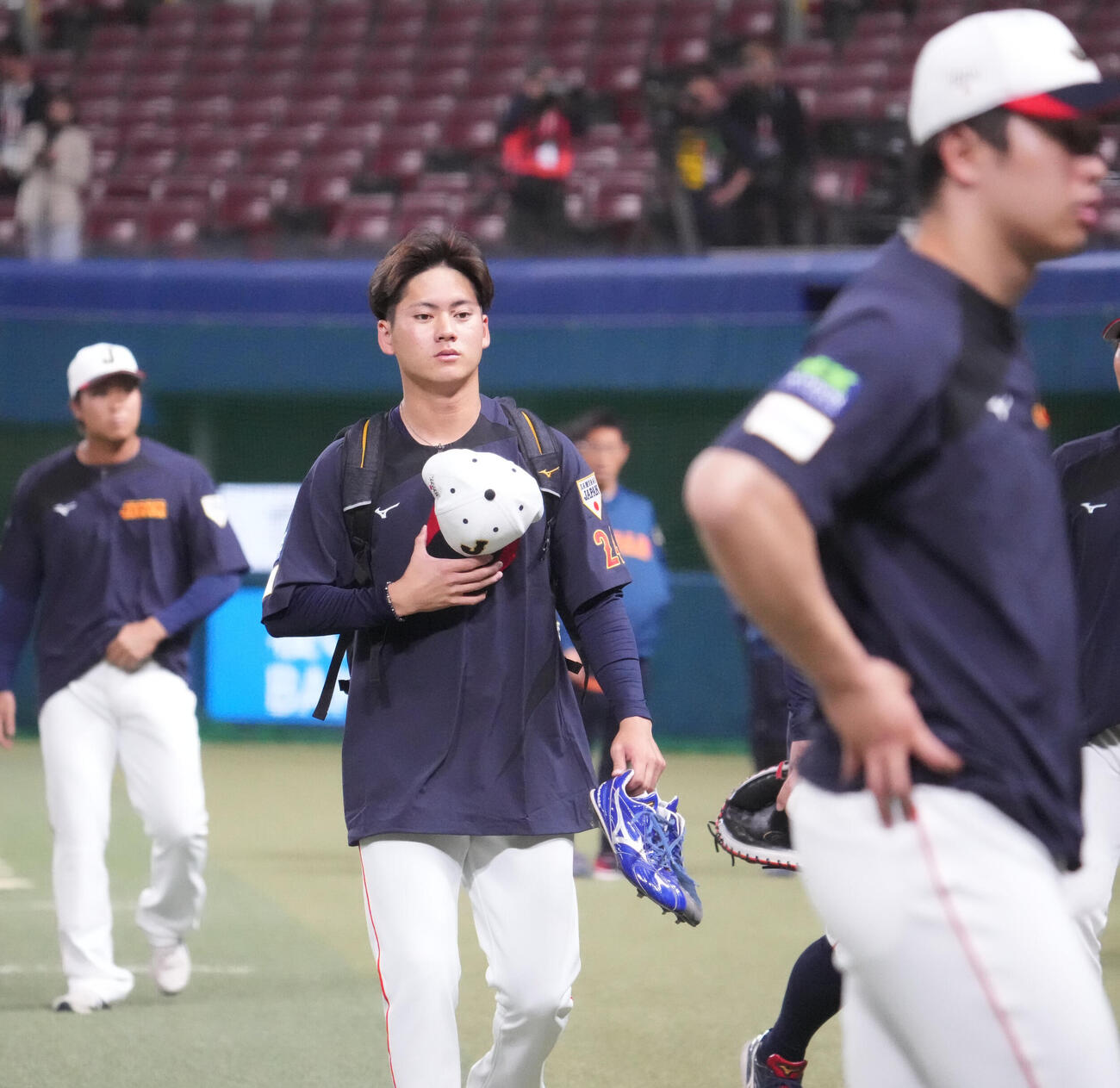 侍ジャパンに合流する金丸（撮影・森本幸一）