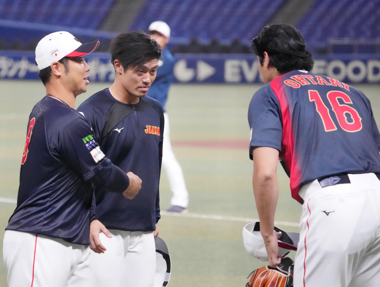 坂本（中央）は大谷（右）とあいさつを交わす（撮影・森本幸一）