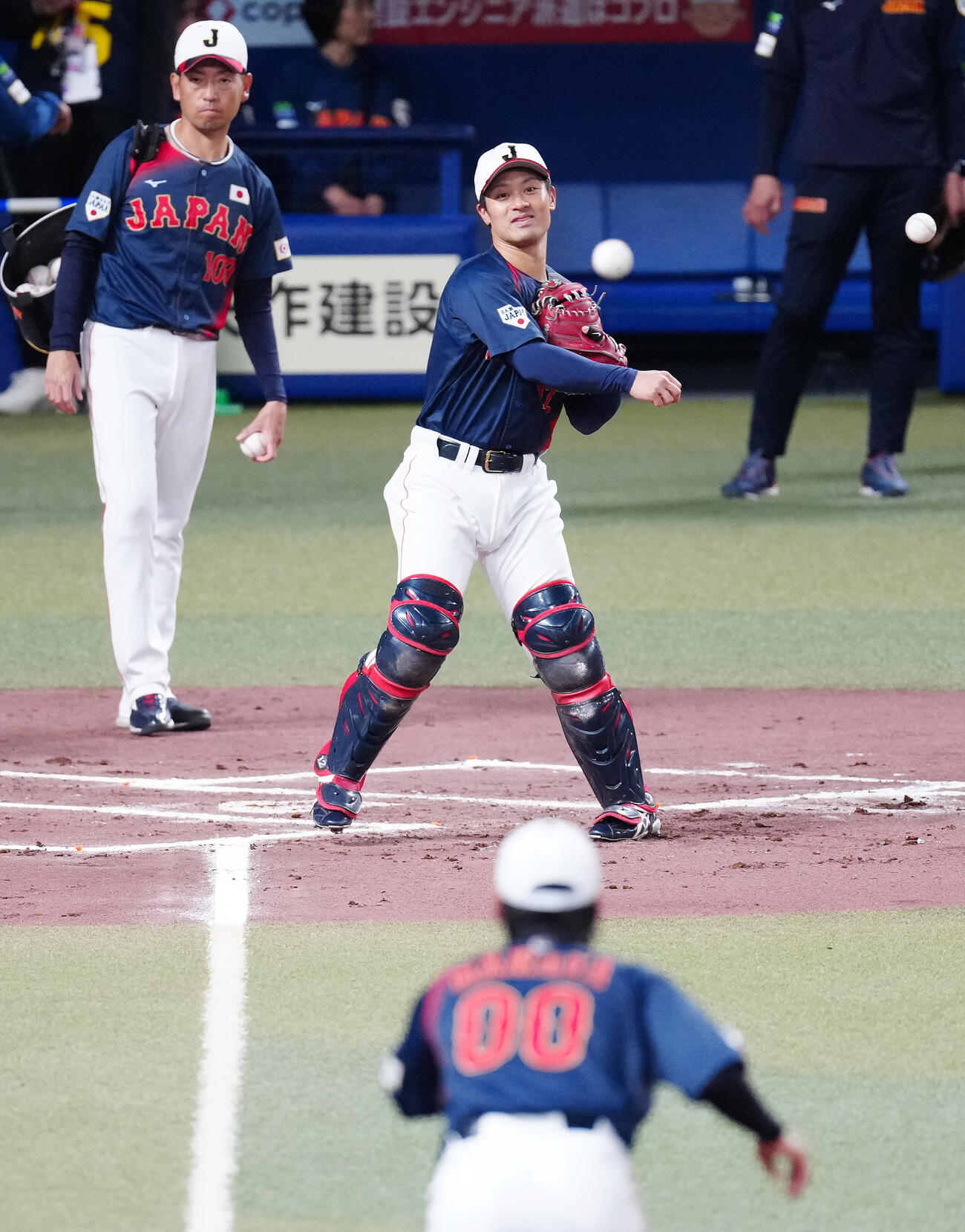 シートノックを行う坂本（撮影・垰建太）