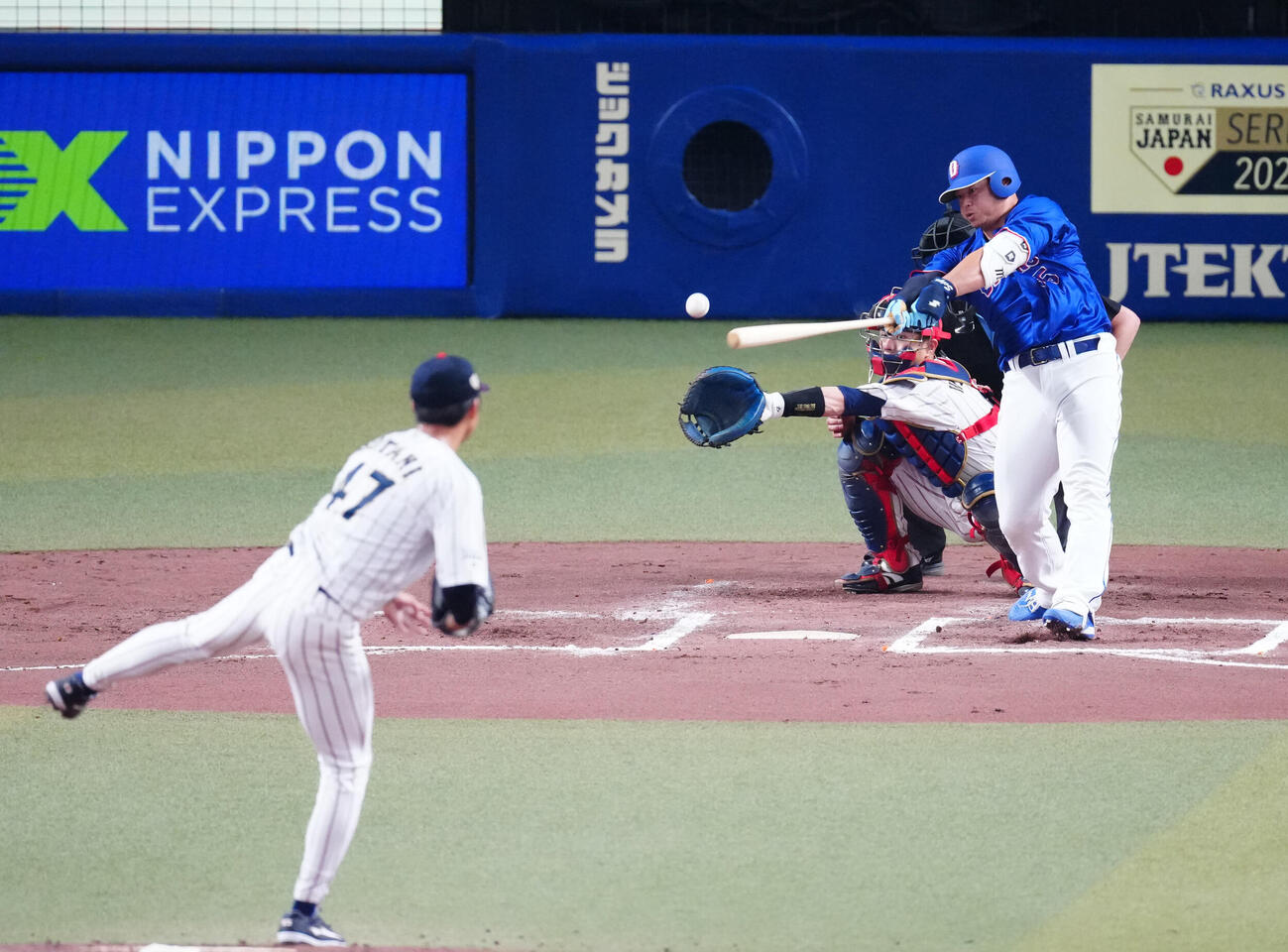 日本対中日　6回表中日2死一、二塁、適時二塁打を放つ細川。投手曽谷（撮影・垰建太）