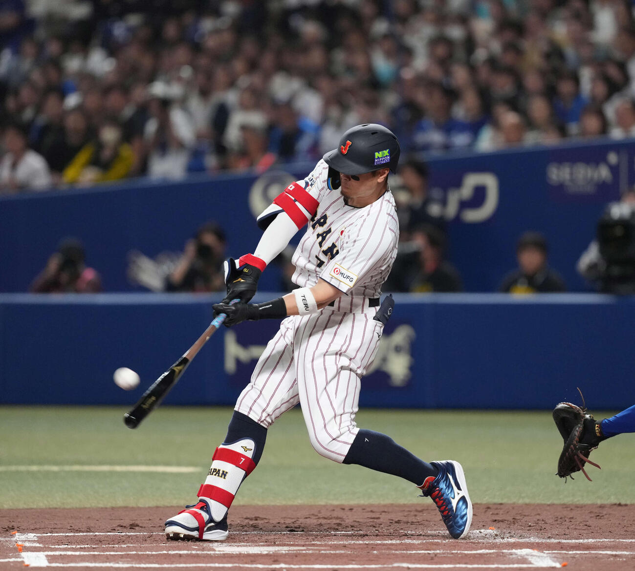 日本対中日　1回裏日本1死一、二塁、3点本塁打を放つ佐藤（撮影・井上学）