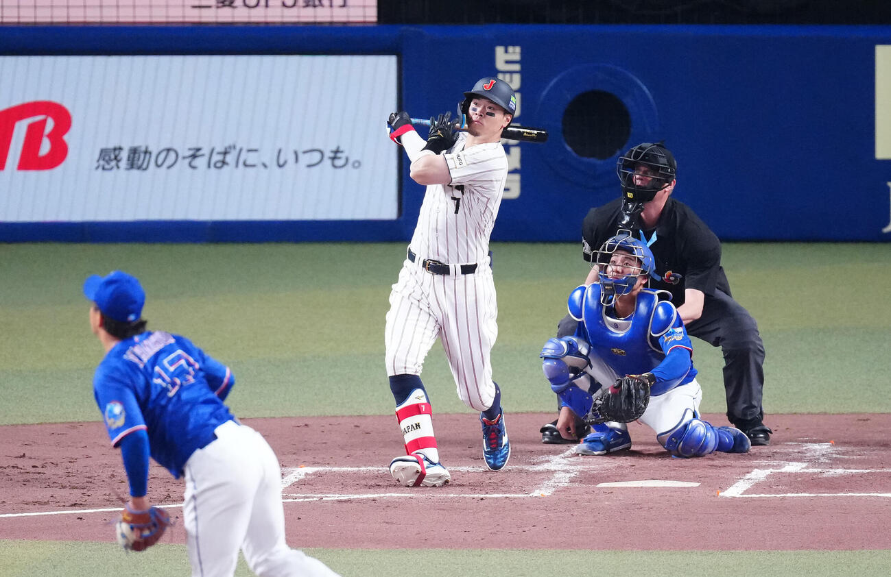 日本対中日　1回裏日本1死一、二塁、先制の3点本塁打を放つ佐藤。投手柳（撮影・垰建太）
