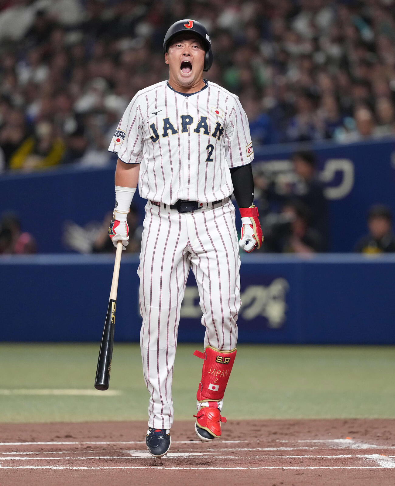 日本対中日　1回裏日本1死一塁、死球を受ける牧（撮影・井上学）