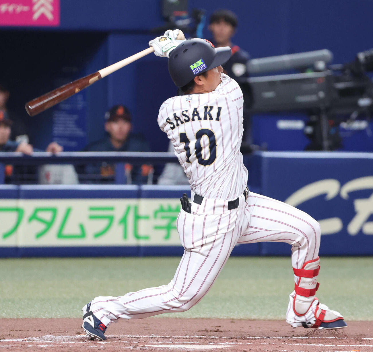 日本対中日　2回裏日本2死、サポートメンバーの佐々木が本塁打を放つ（撮影・西尾就之）