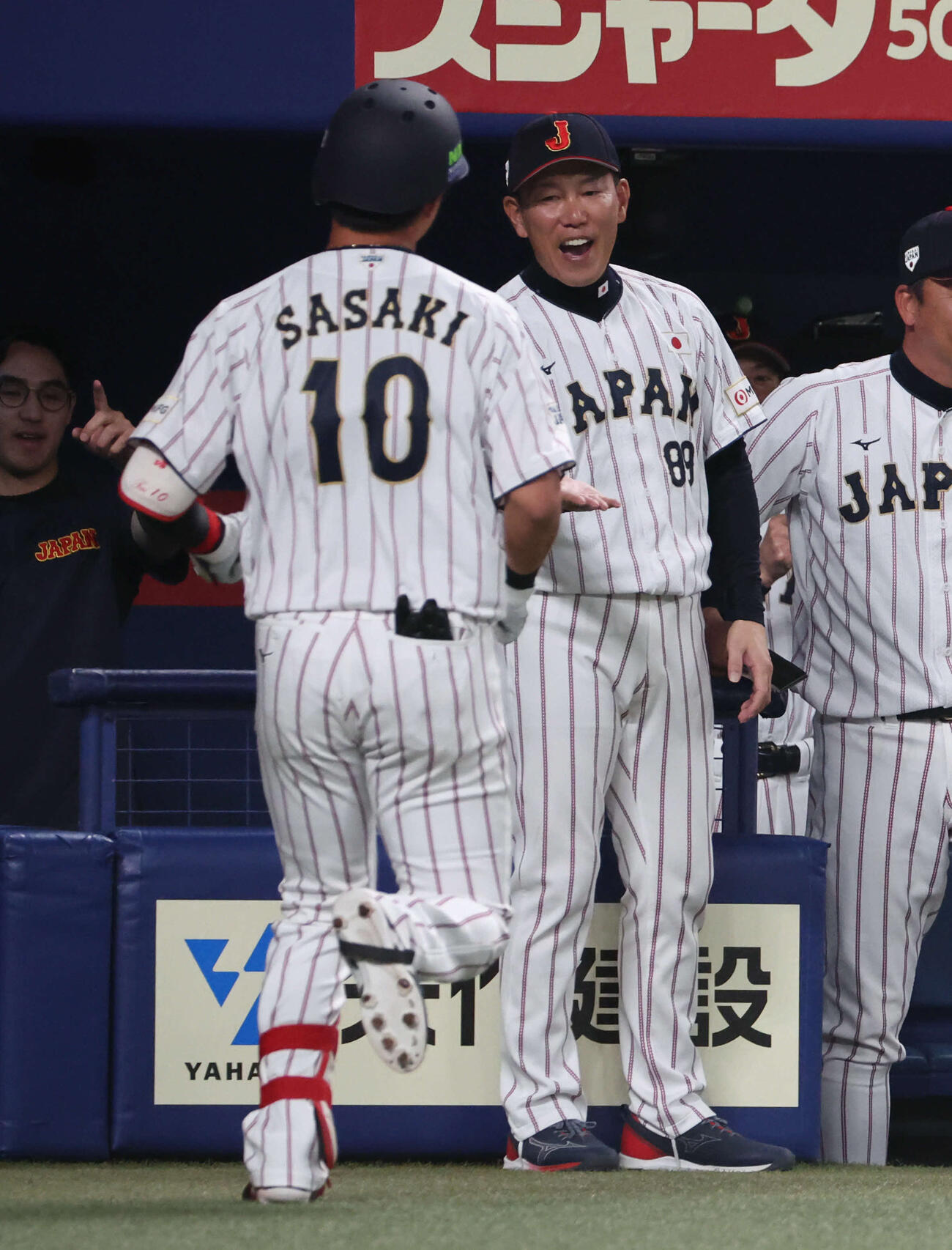 日本対中日　2回裏日本2死、サポートメンバーの佐々木が本塁打を放ち、出迎える井端監督（撮影・西尾就之）