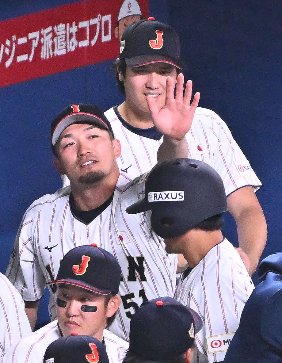 日本対中日　2回裏日本2死、ソロ本塁打を放った佐々木（右）を迎える鈴木（左）。後方は大谷（撮影・滝沢徹郎）