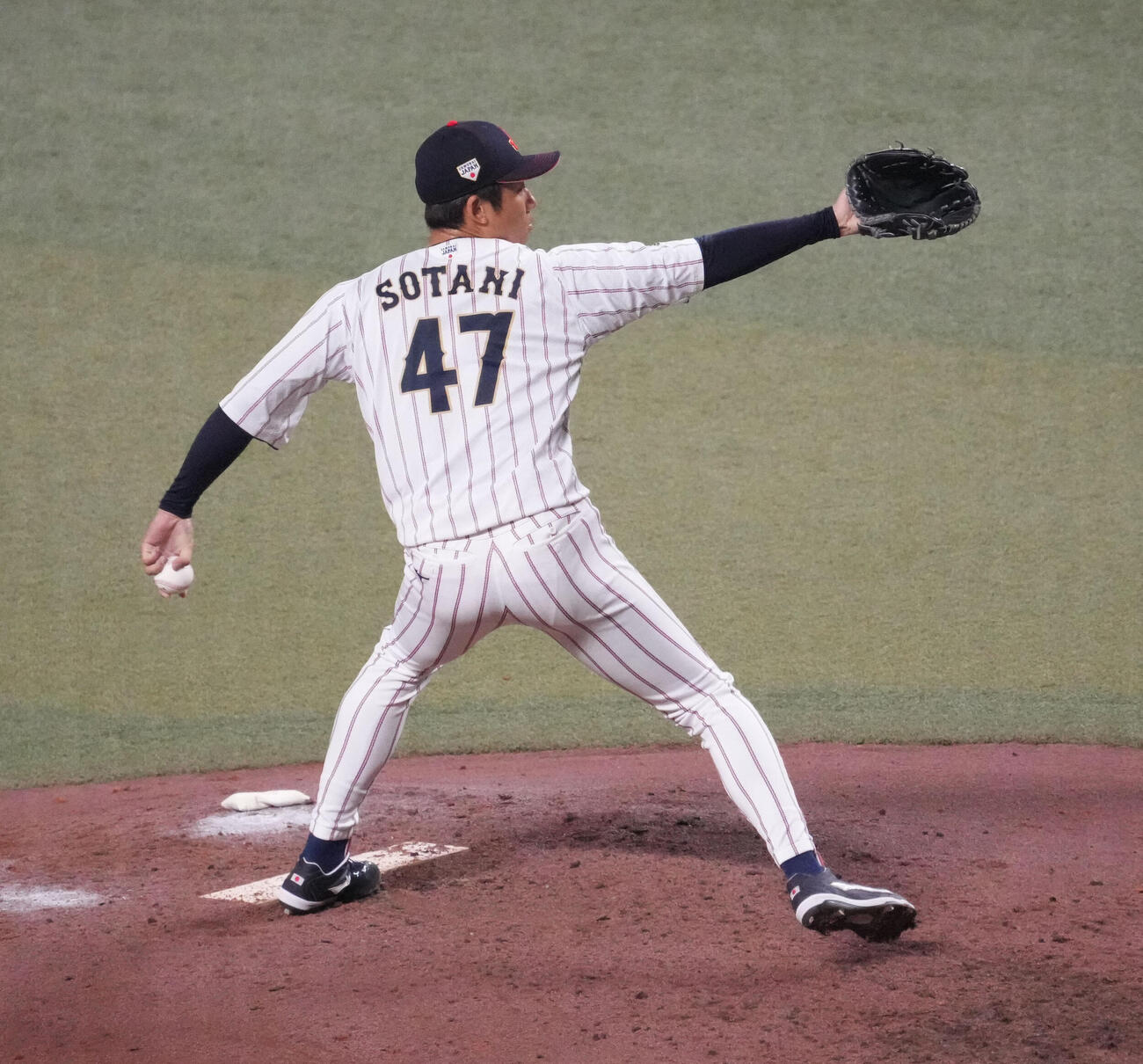 日本対中日　5回表、日本3番手で登板する曽谷（撮影・森本幸一）
