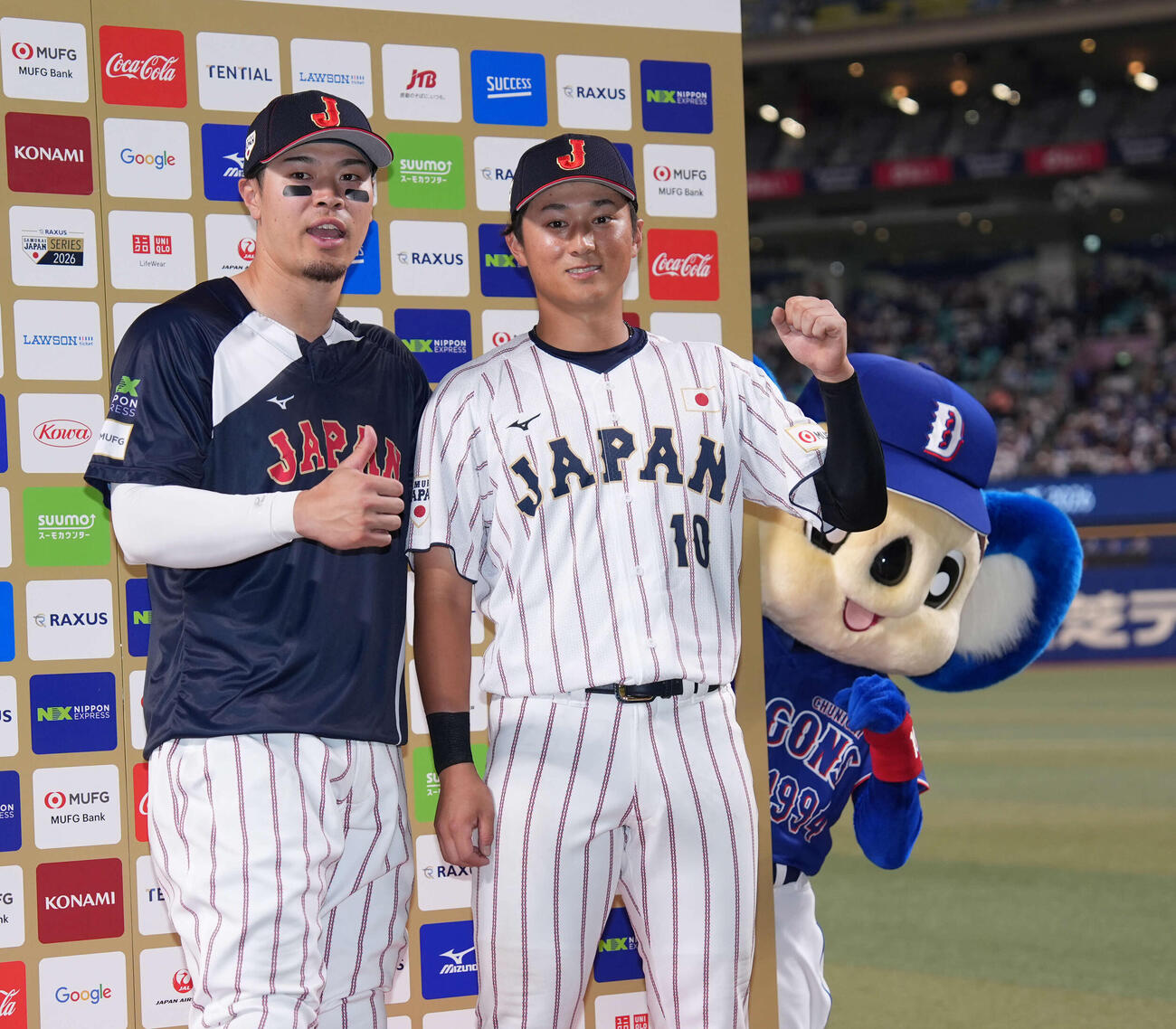 日本対中日　お立ち台で笑顔の佐藤（左）と佐々木。右端はドアラ（撮影・井上学）