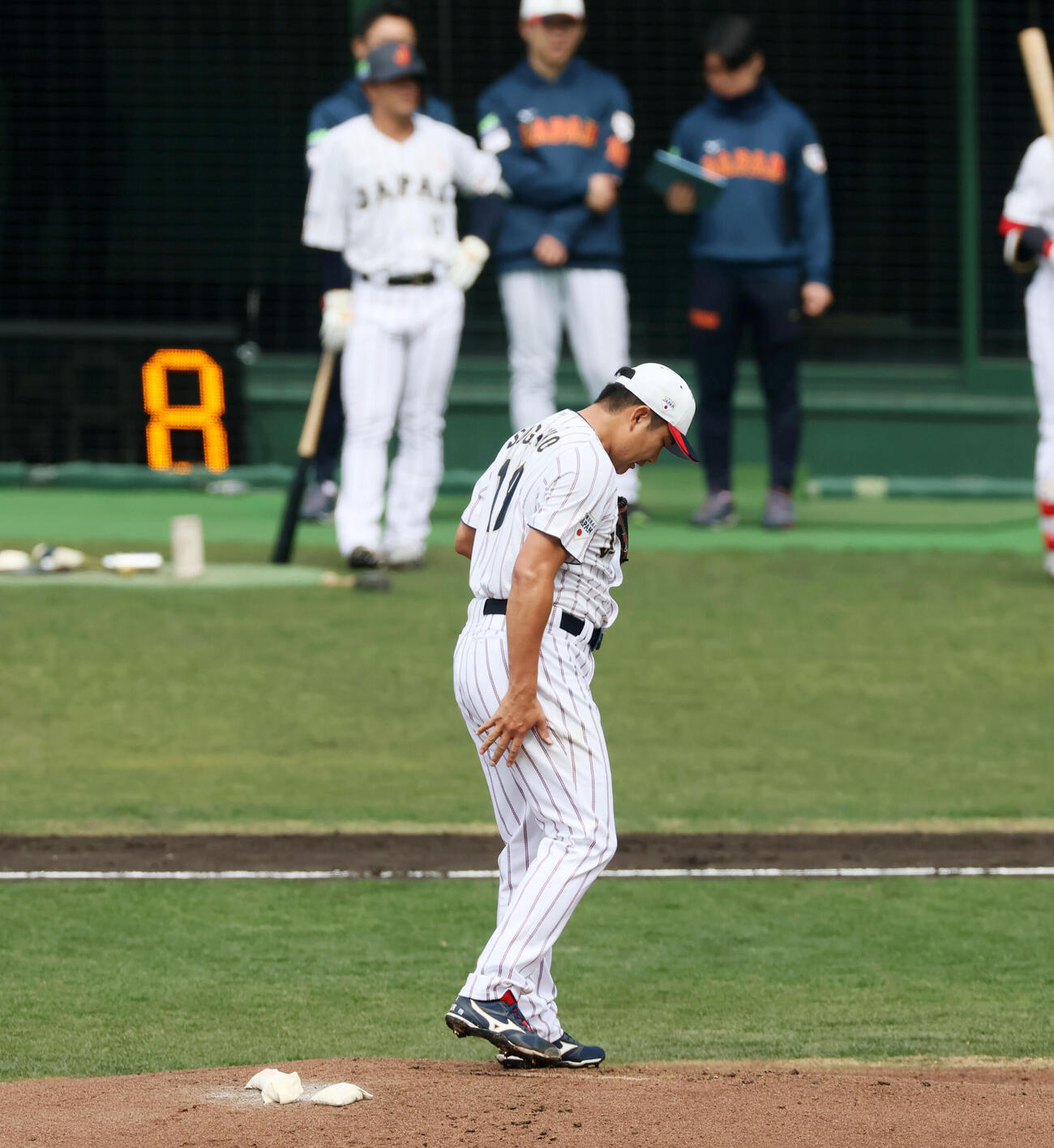 ライブBP登板の菅野智之とピッチクロック（2026年2月撮影）