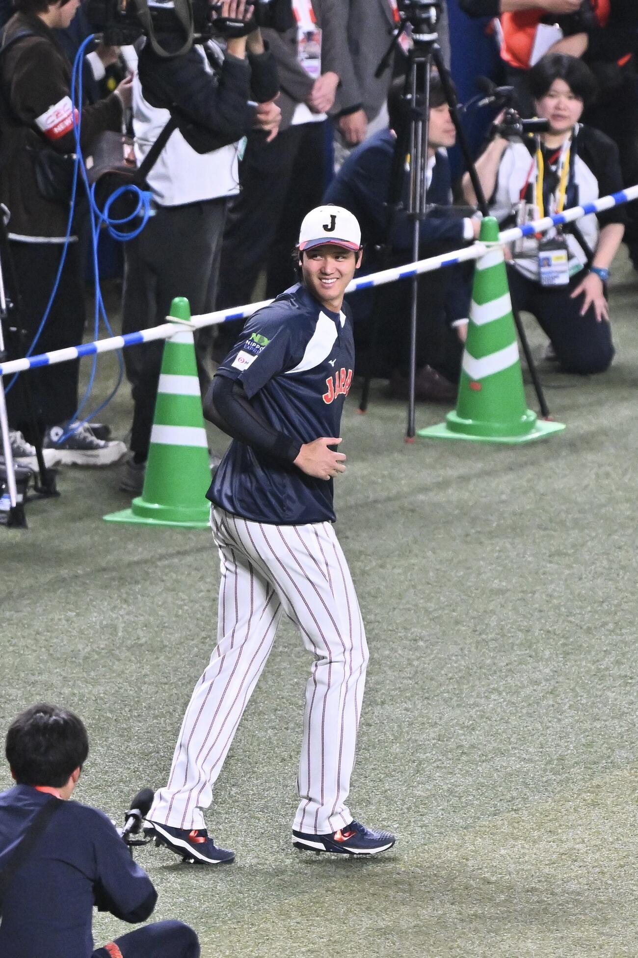 日本対中日　試合前練習のためグラウンドに出る大谷（撮影・滝沢徹郎）