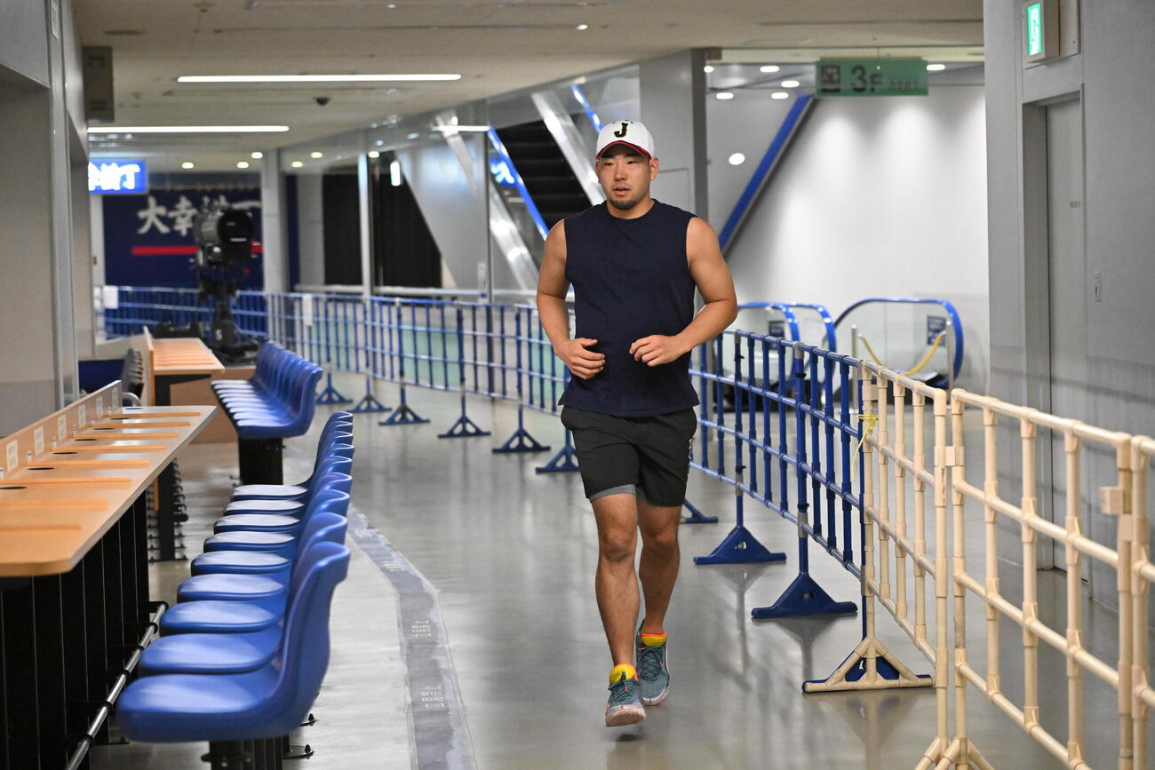 日本対中日　試合前練習でコンコースを走る菊池（撮影・滝沢徹郎）