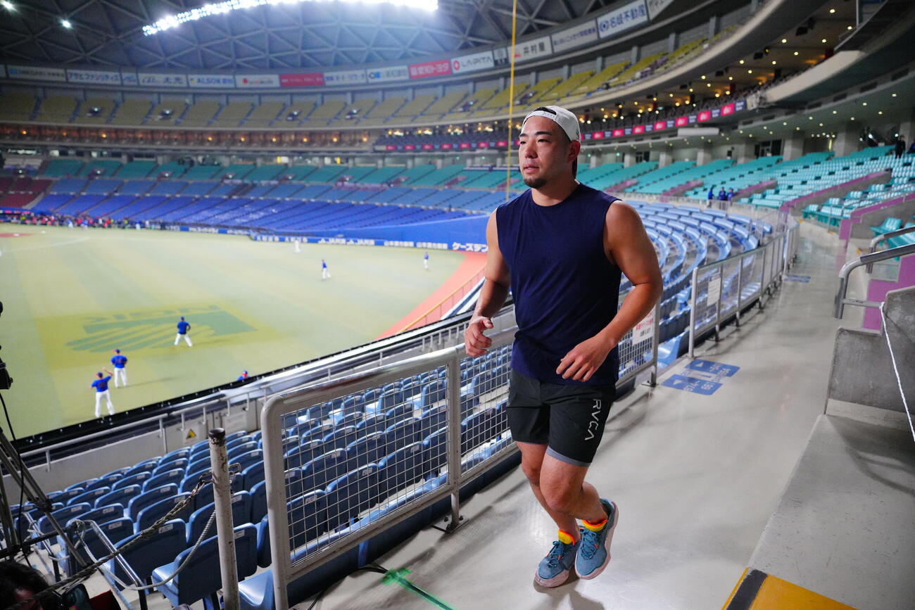 日本対中日　試合前コンコースをランニングする菊池（撮影・垰建太）