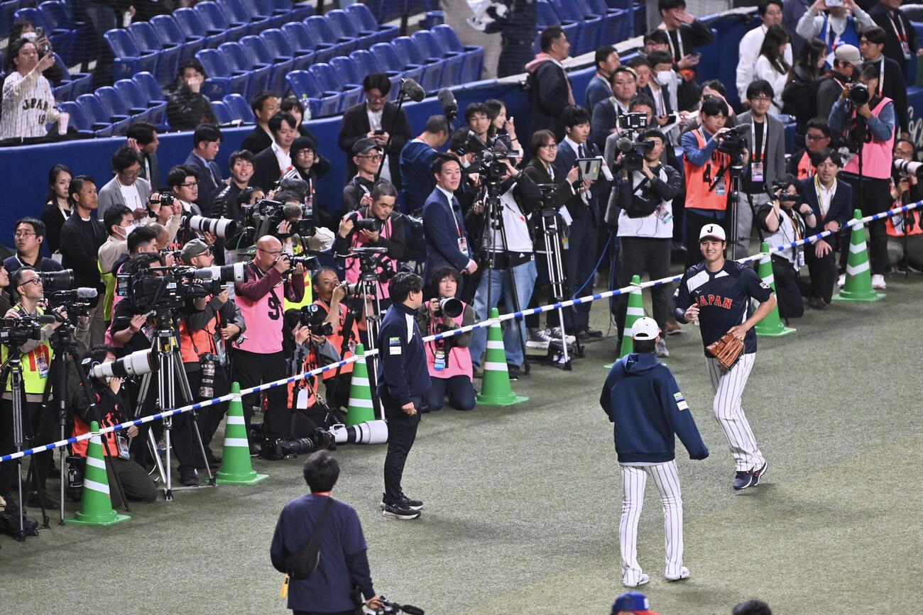 日本対中日　試合前練習のためグラウンドに出た大谷（右）は注目を集める（撮影・滝沢徹郎）