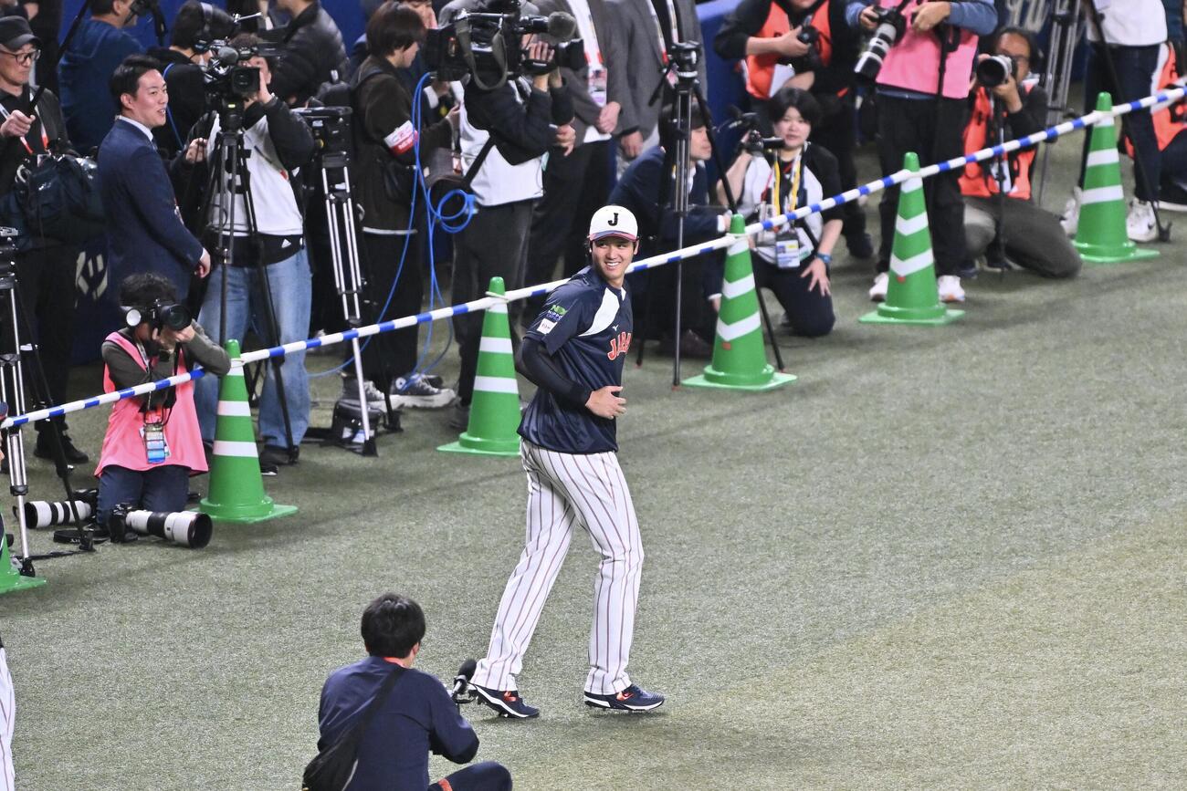 日本対中日　試合前練習のためグラウンドに出る大谷（撮影・滝沢徹郎）