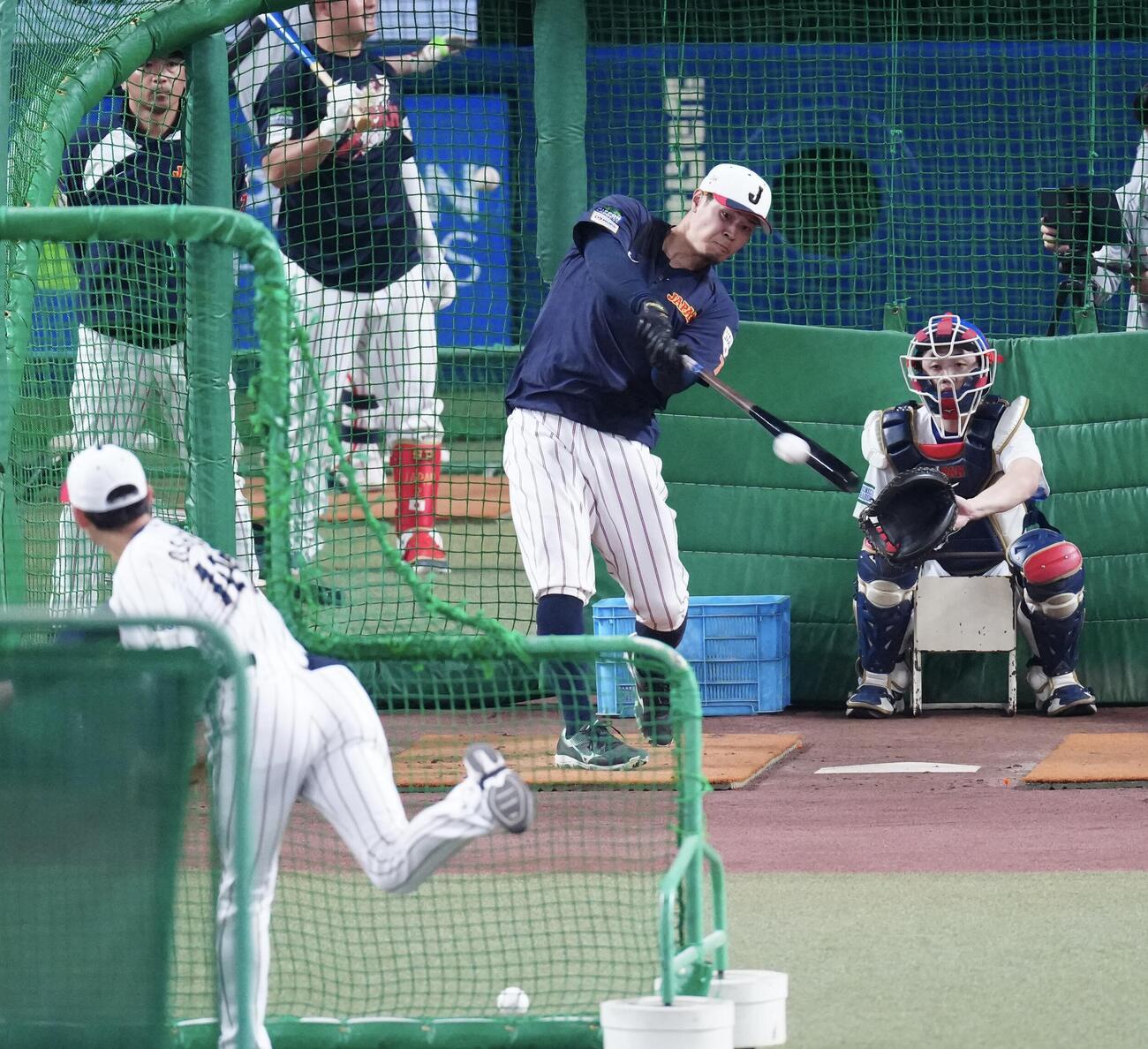 日本対中日　試合前、フリー打撃に臨む佐藤（撮影・垰建太）