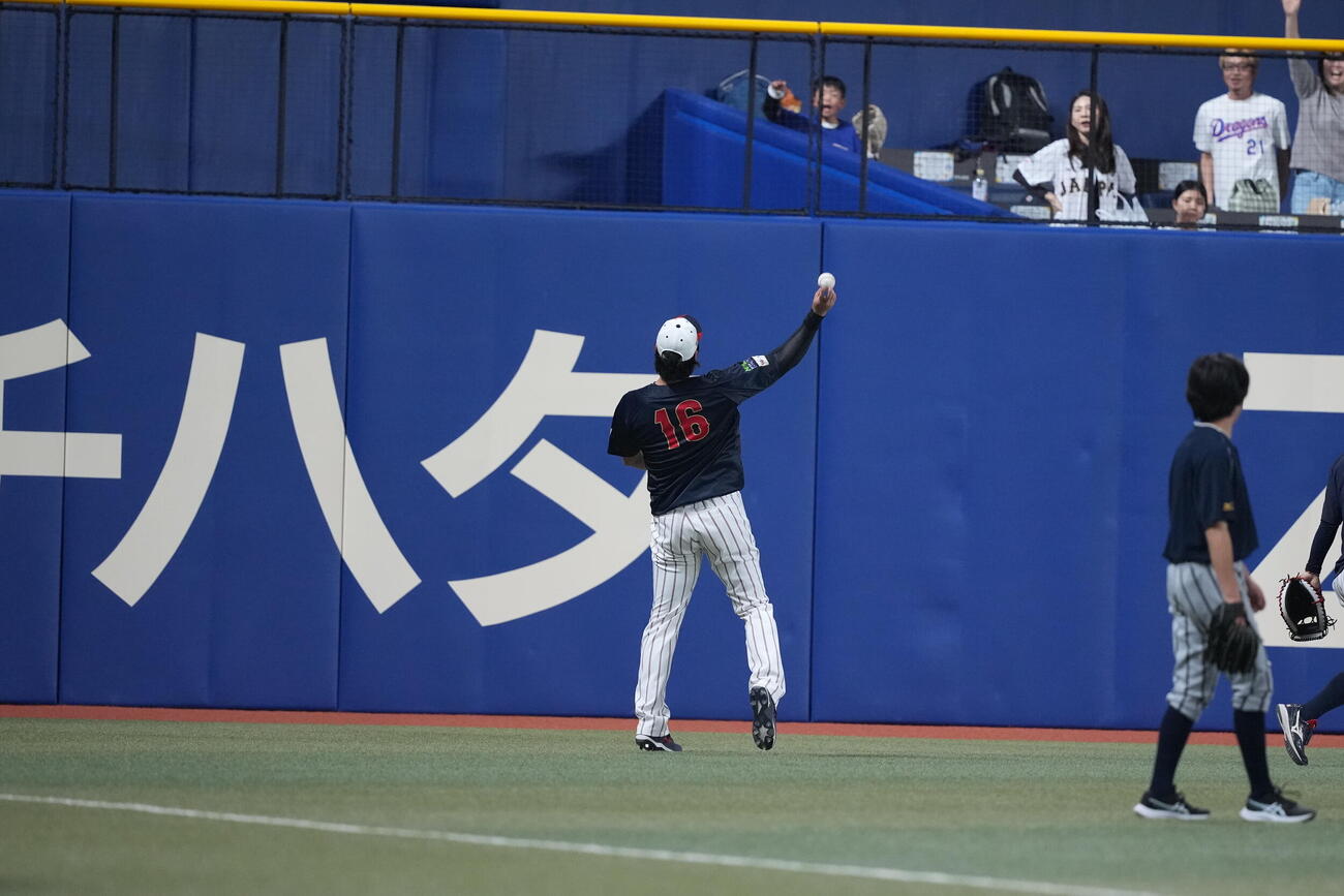 日本対中日　スタンドにボールを投げ入れる大谷（右）（撮影・井上学）
