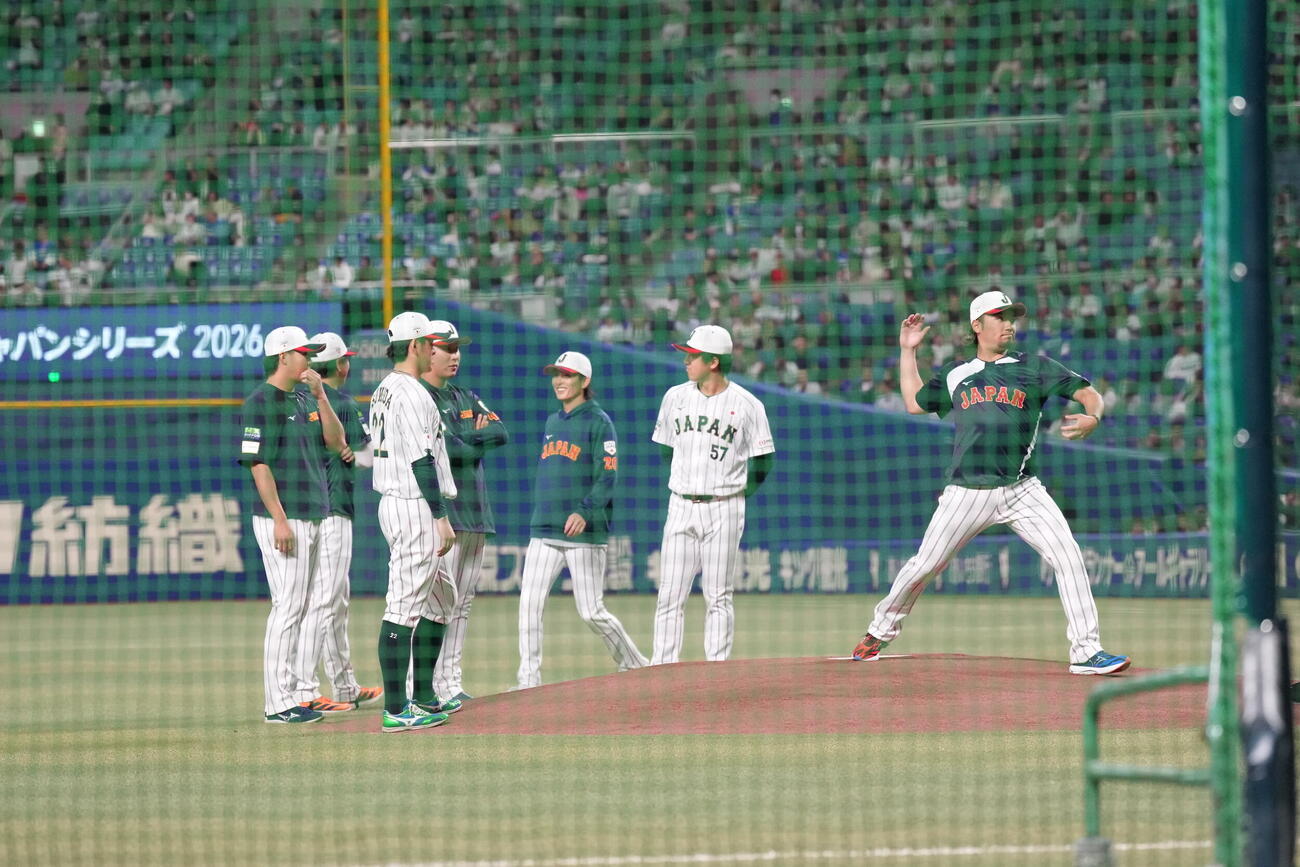 日本対中日　マウンドの感触を確かめる伊藤（右端）ら投手陣（撮影・井上学）