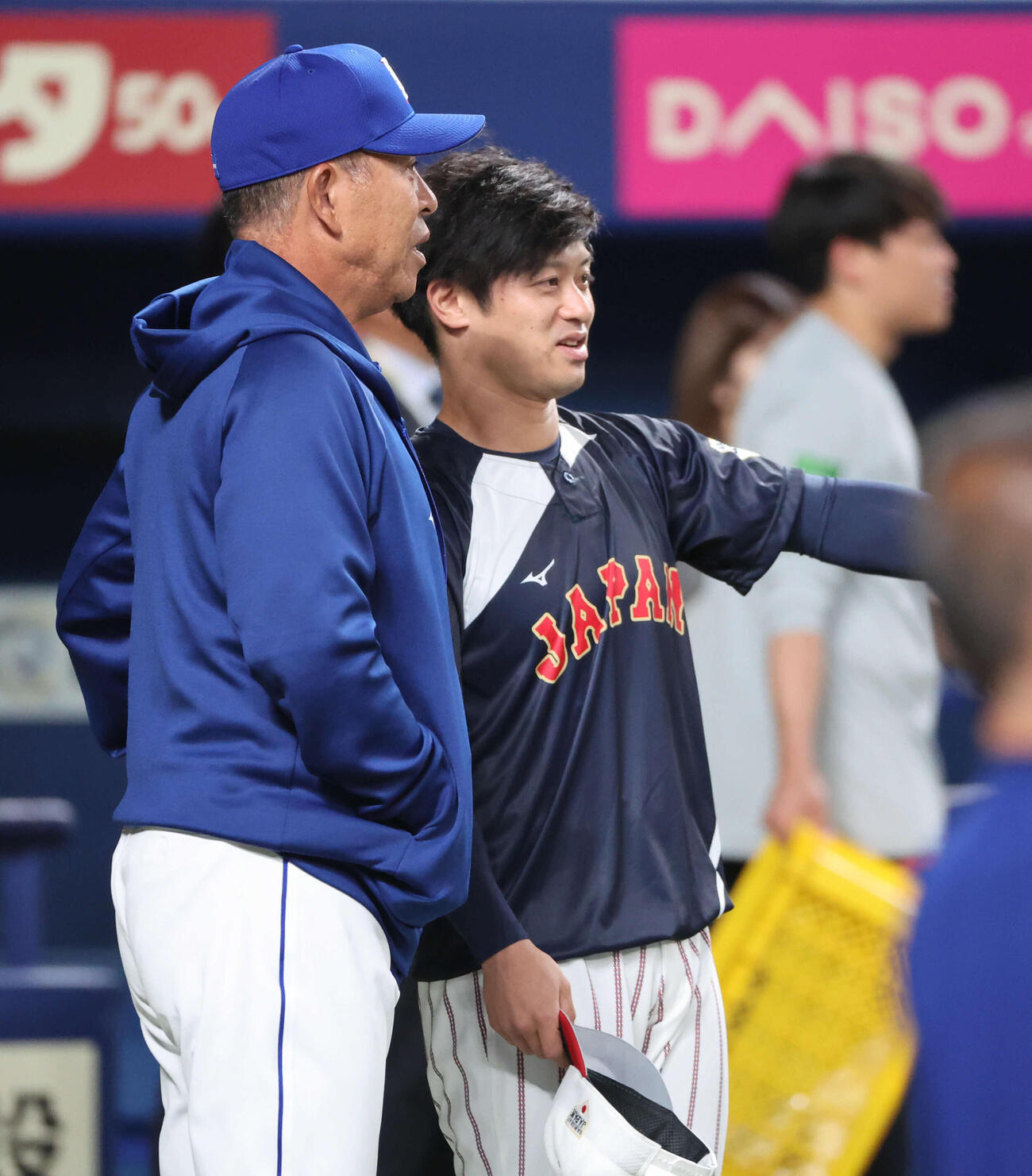 日本対中日　試合前、井上中日監督と話す坂本（撮影・西尾就之）