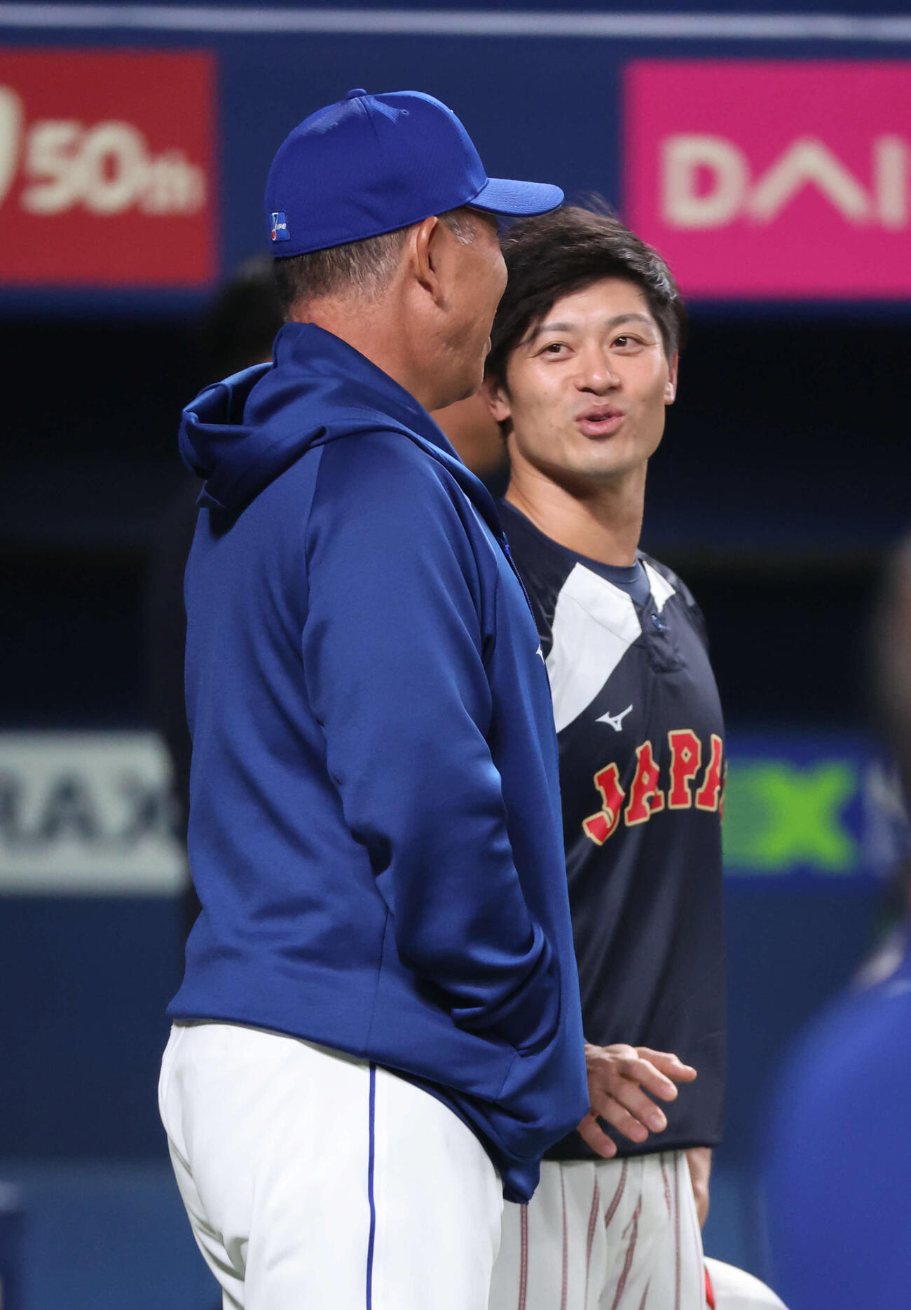 日本対中日　試合前、井上中日監督と話す坂本（撮影・西尾就之）