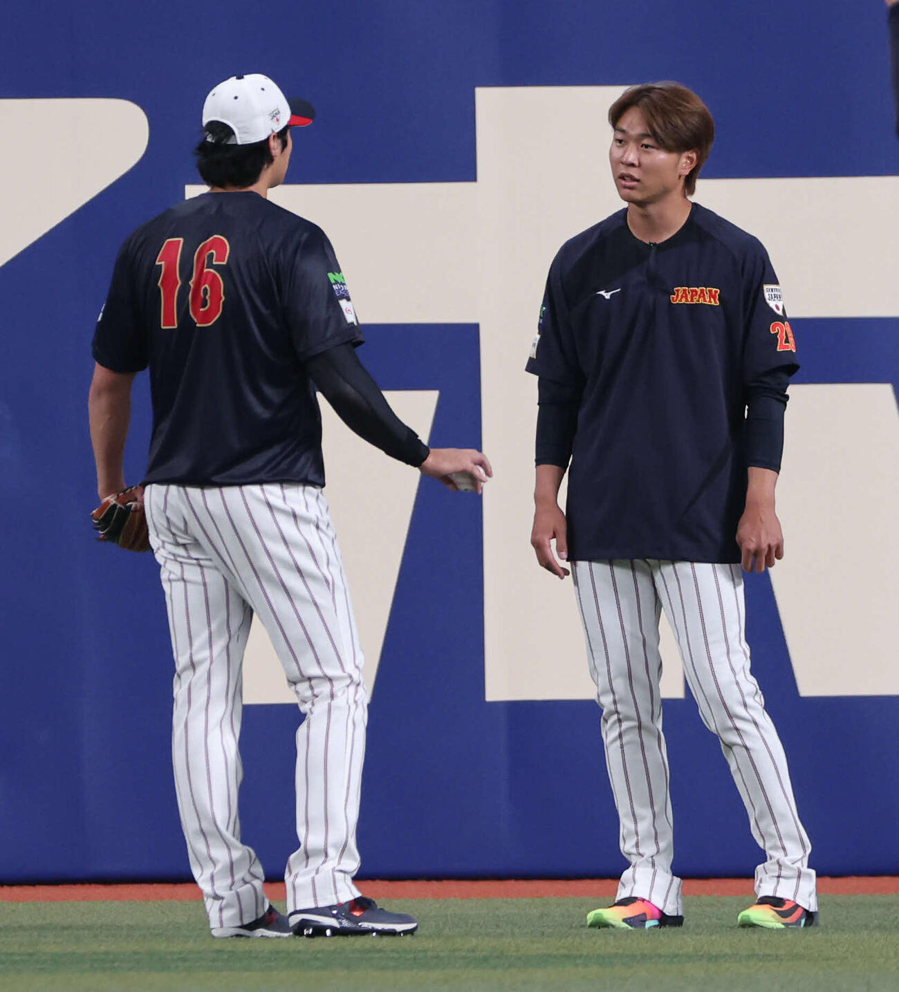 日本対中日　試合前、高橋は大谷と話す（撮影・西尾就之）