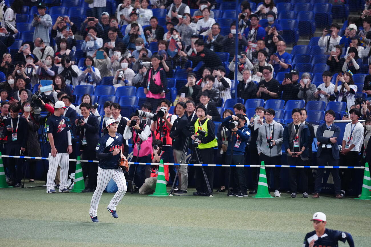 日本対中日　グラウンドに姿を現す大谷（撮影・垰建太）
