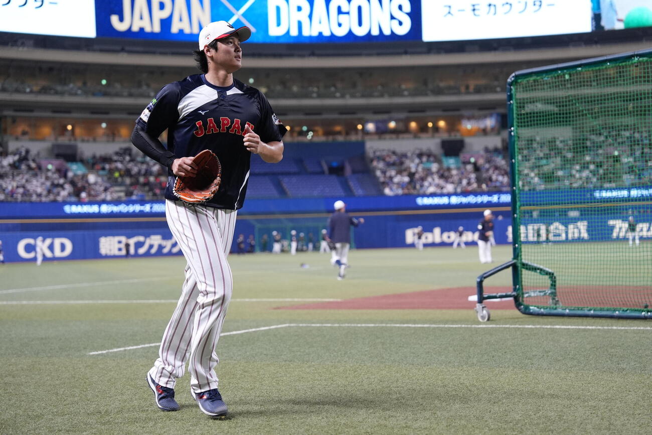 日本対中日　グラウンドを走る大谷（撮影・井上学）