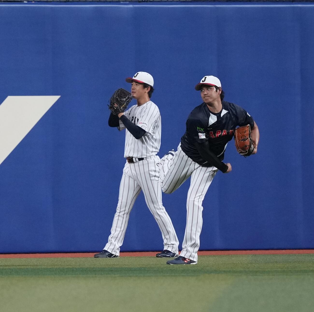 日本対中日　キャッチボールをする大谷（右）（撮影・井上学）
