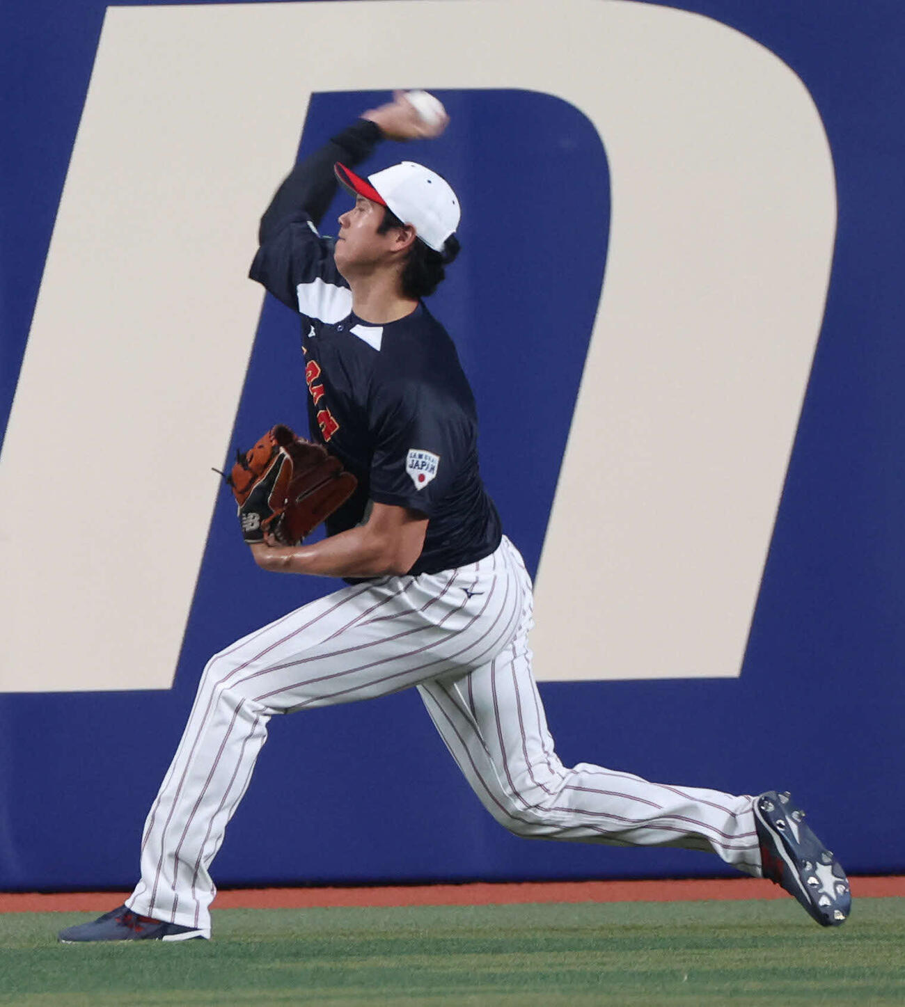 ラグザス侍ジャパンシリーズ2026名古屋　日本対中日　試合前、外野でキャッチボールをする大谷（撮影・西尾就之）