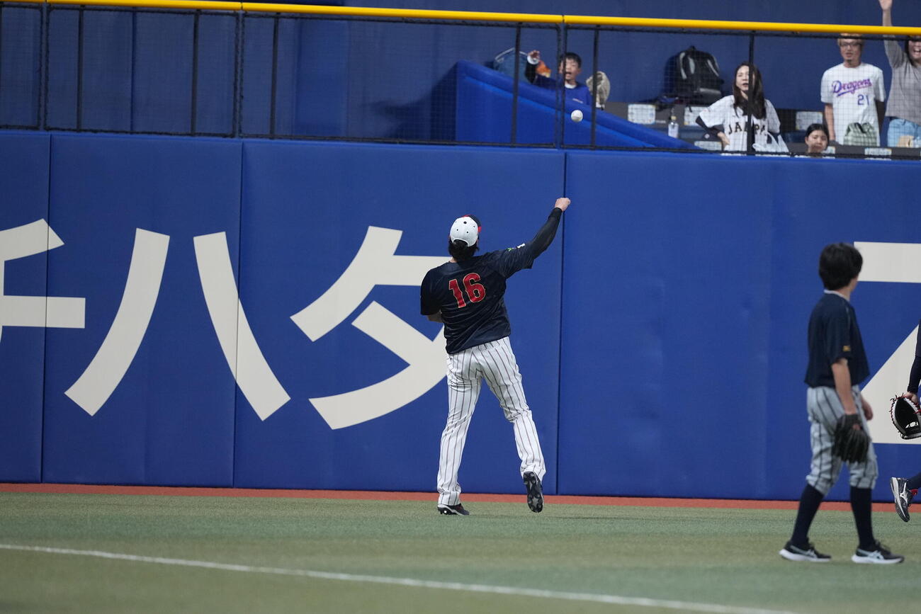 日本対中日　スタンドにボールを投げ入れる大谷（右）（撮影・井上学）