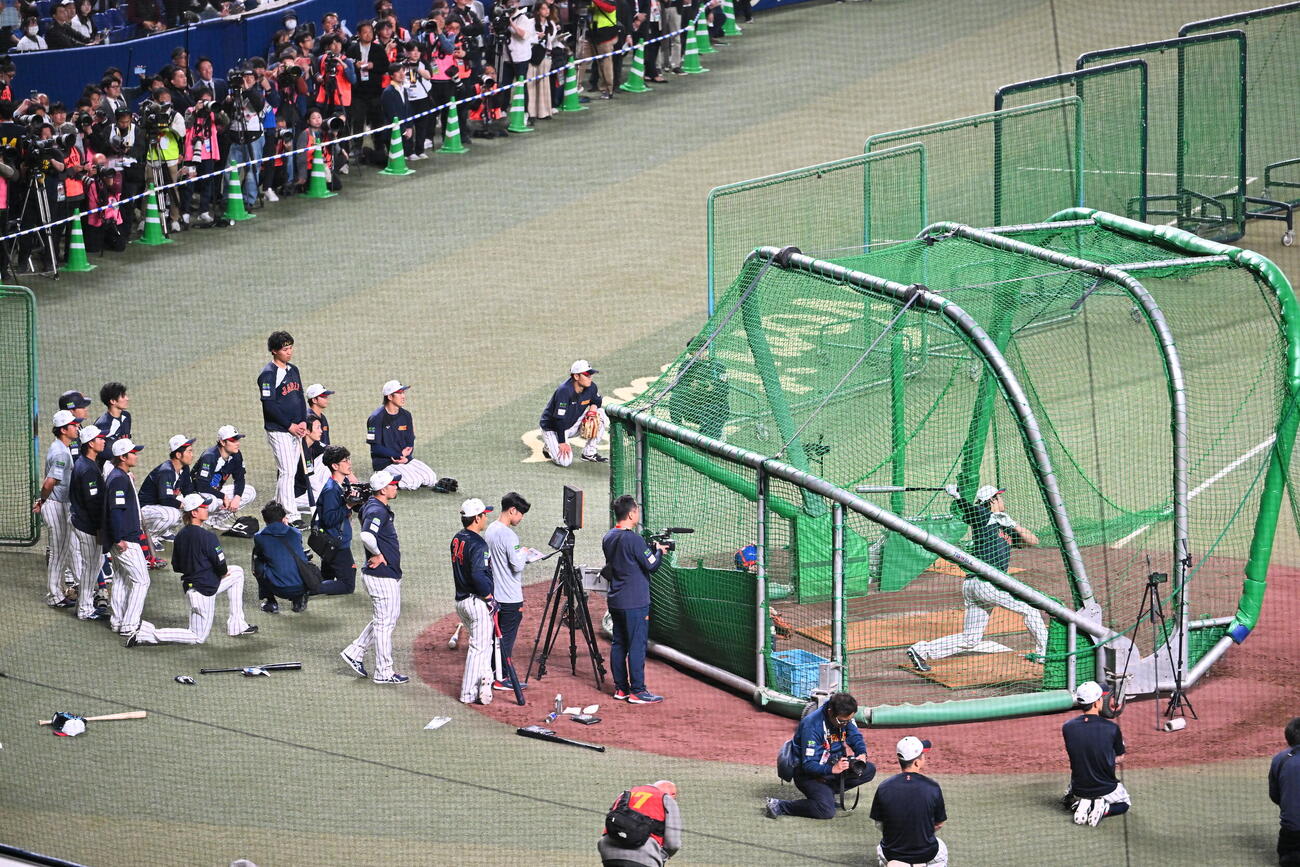 日本対中日　試合前練習でチームメートに見守られフリー打撃をする大谷（撮影・滝沢徹郎）