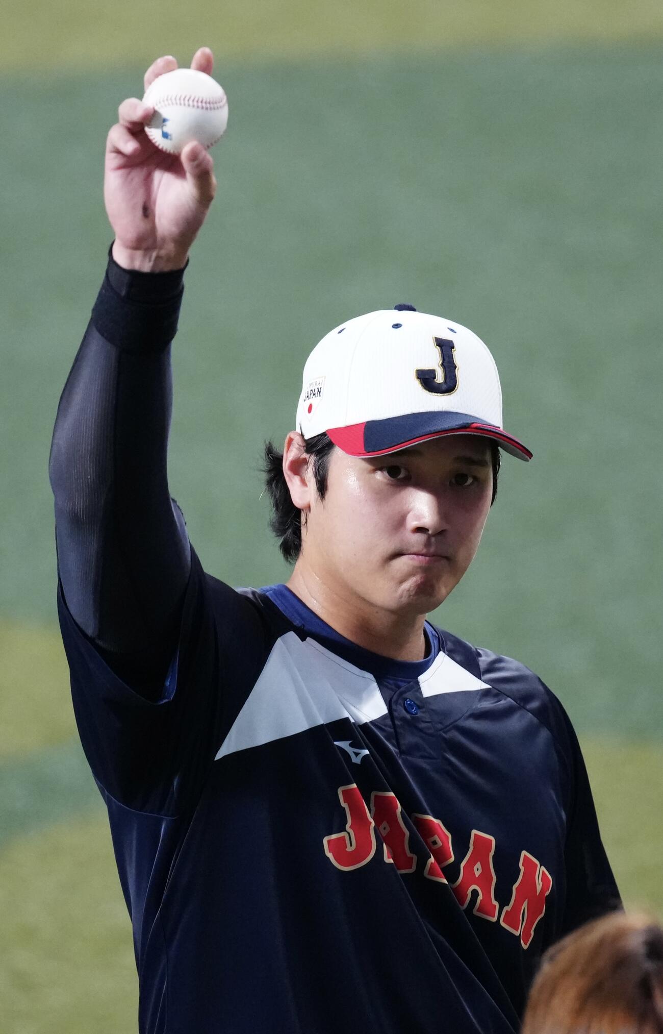 日本対中日　試合前、キャッチボールで調整する大谷（撮影・垰建太）