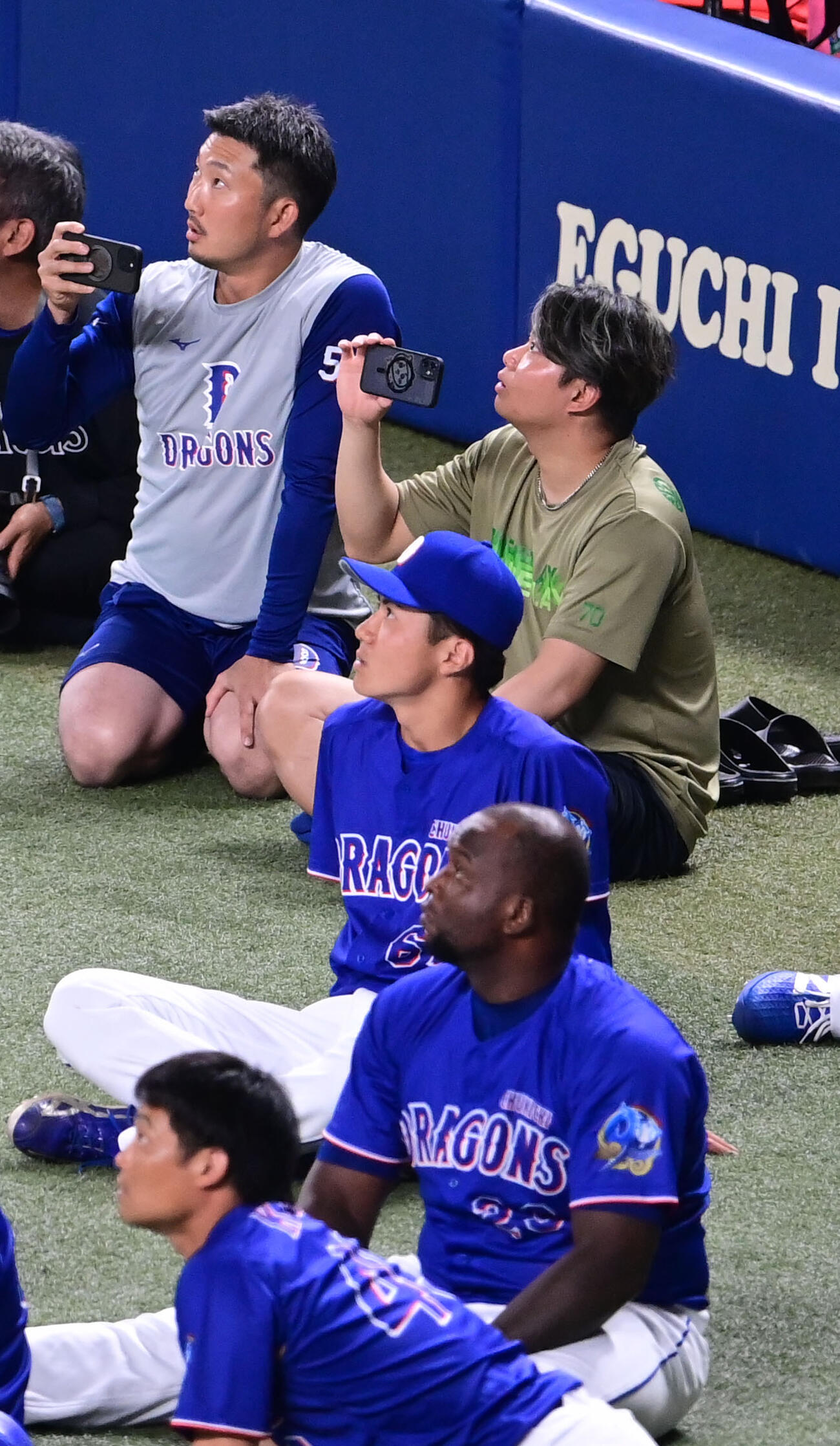 日本対中日　試合前、大谷の打撃練習を見つめスマホを構える藤嶋（左）（撮影・森本幸一）