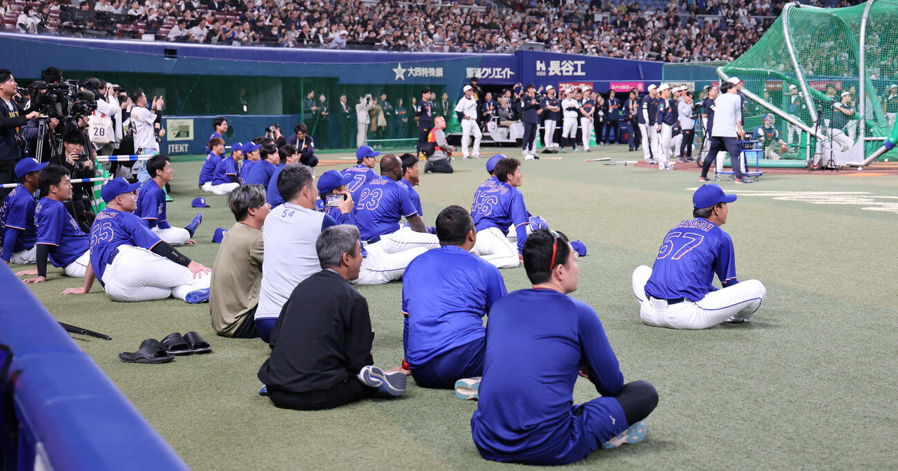 日本対中日　試合前、中日ナインがスマホで撮影する前で打撃練習を行う大谷（撮影・西尾就之）