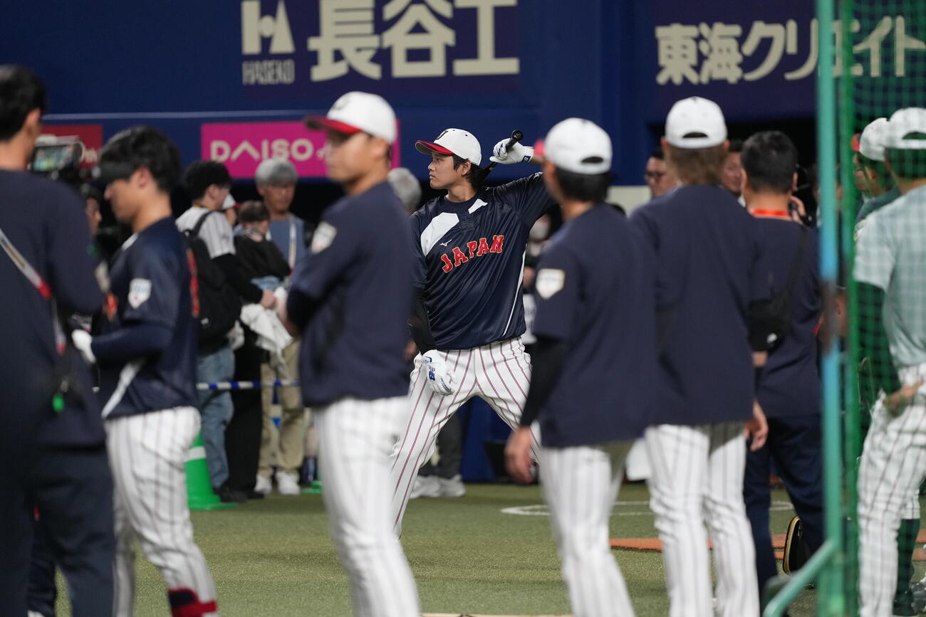日本対中日　視線を浴びながら打撃練習する大谷（中央）（撮影・井上学）