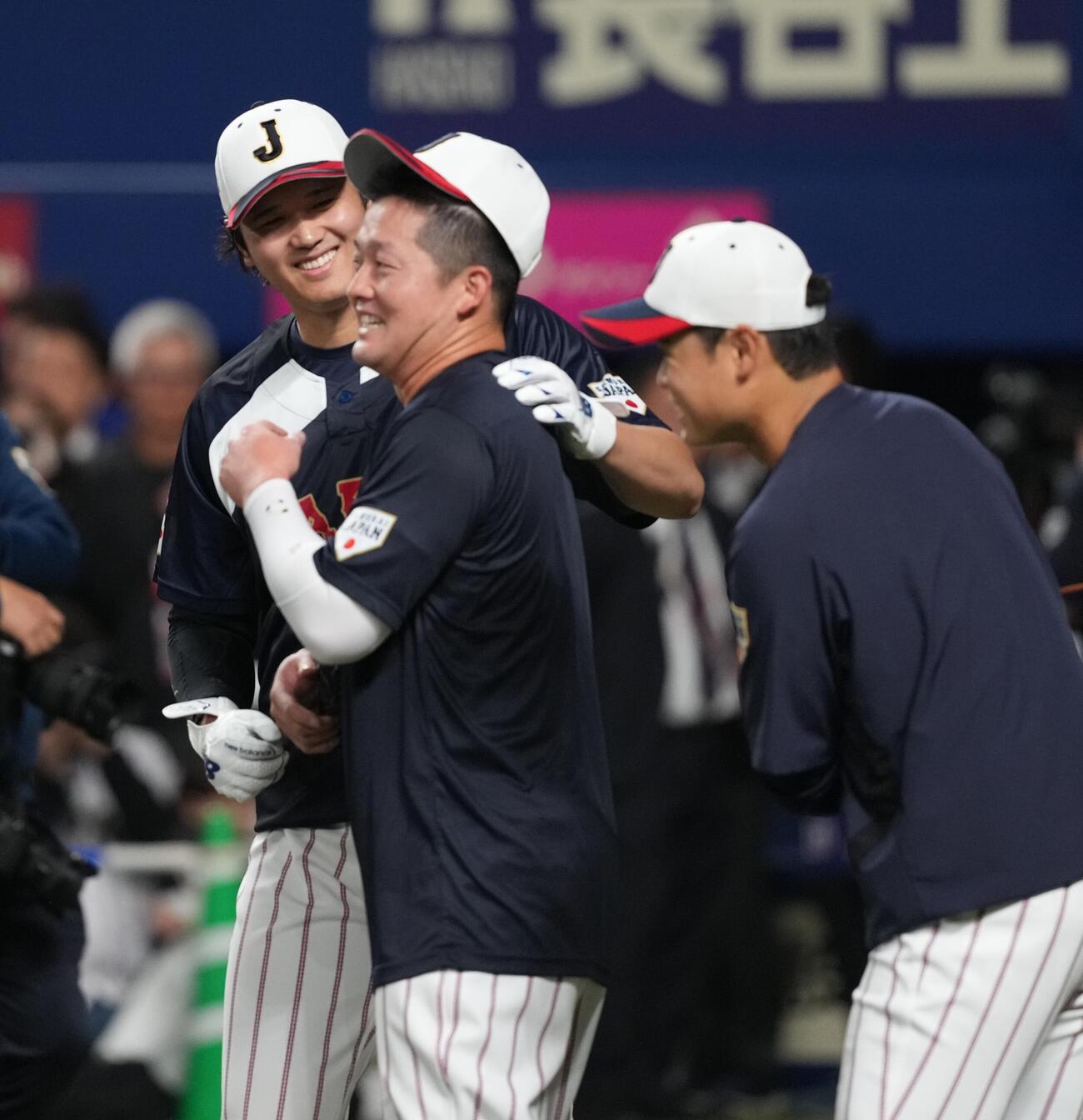 日本対中日　笑顔の大谷（左端）（撮影・井上学）