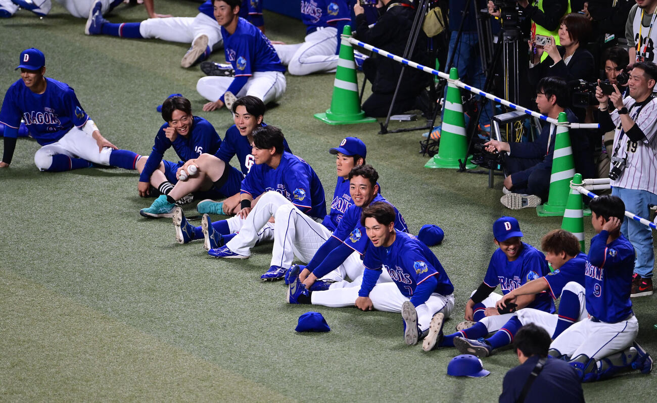 日本対中日　試合前、大谷翔平の打撃練習を見つめる中日ナイン前列左から樋口、桜井、中西、村松、上林、鵜飼、福永、田中、辻本、石伊（撮影・森本幸一）