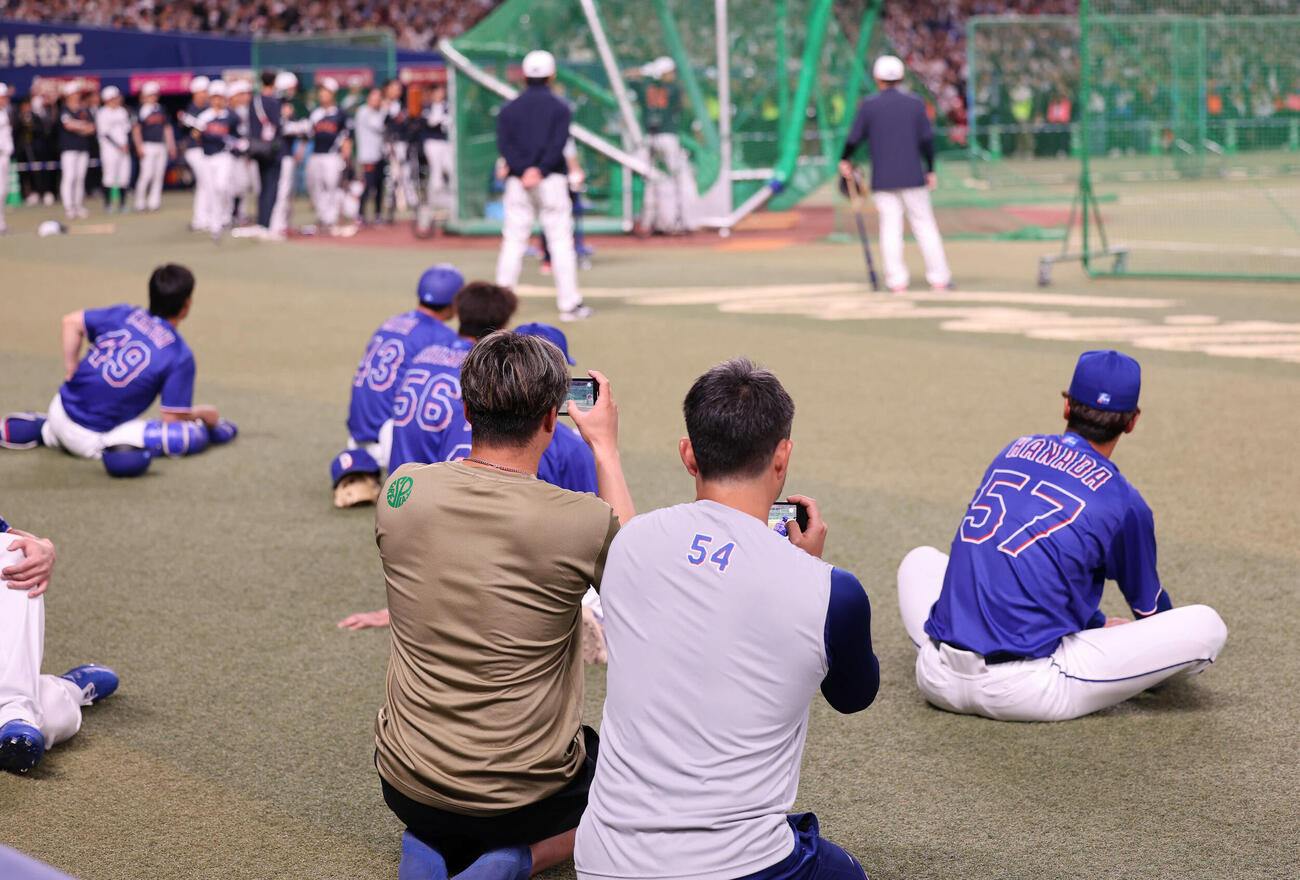 日本対中日　試合前、中日ナインがスマホで撮影する前で打撃練習を行う大谷（撮影・西尾就之）