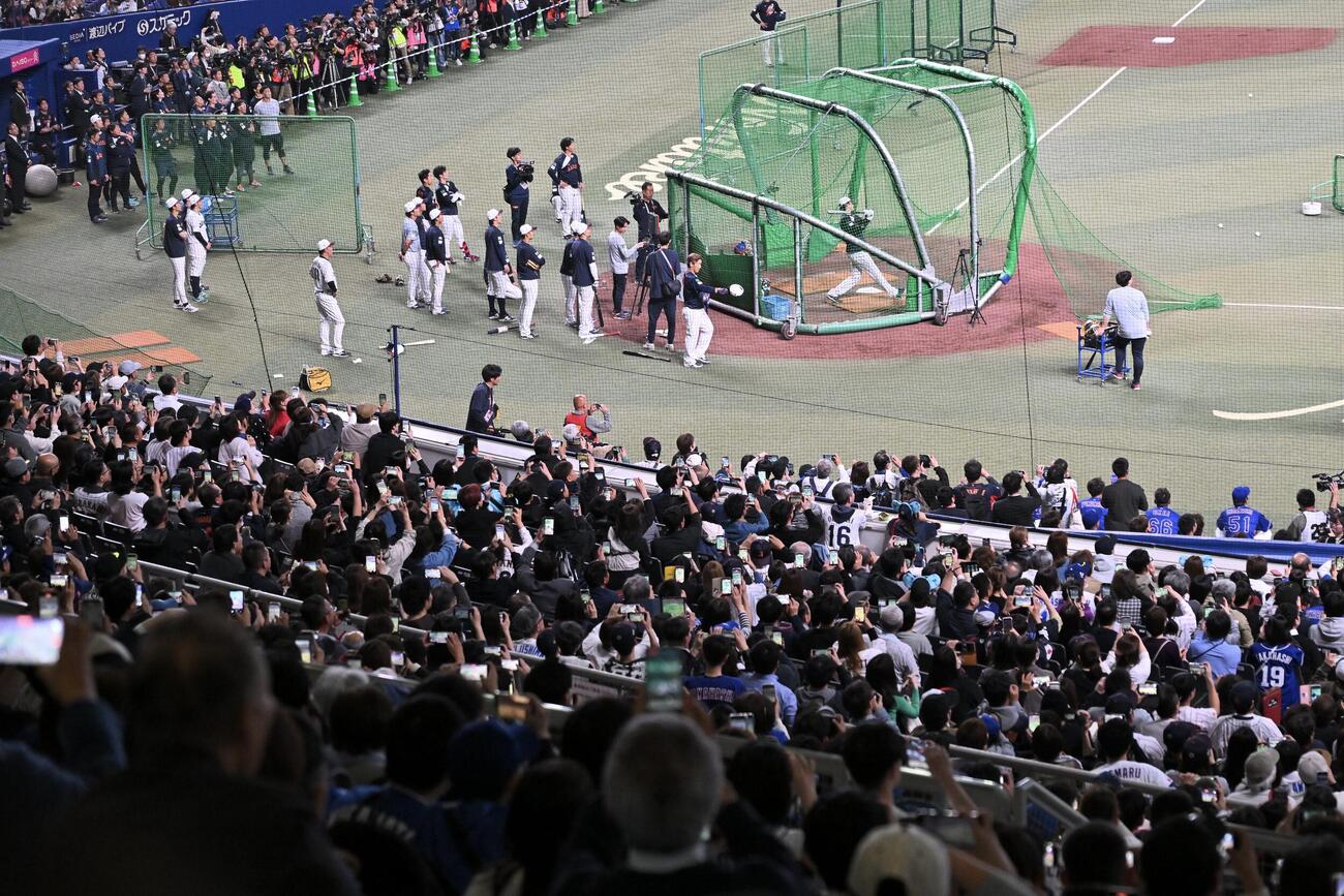 日本対中日　試合前練習ではファンの注目を集めフリー打撃をする大谷（撮影・滝沢徹郎）