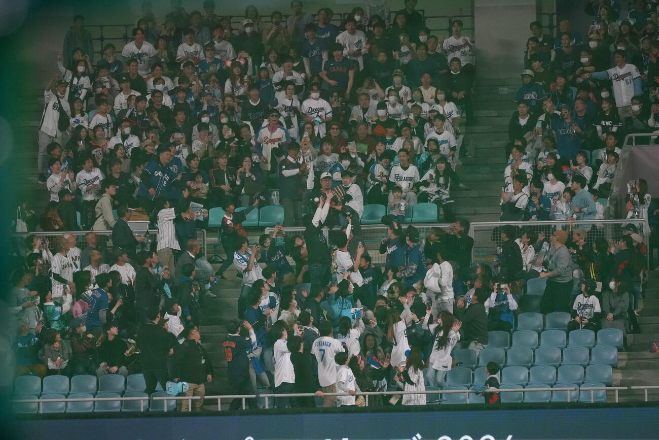 日本対中日　打撃練習する大谷のボール（撮影・井上学）