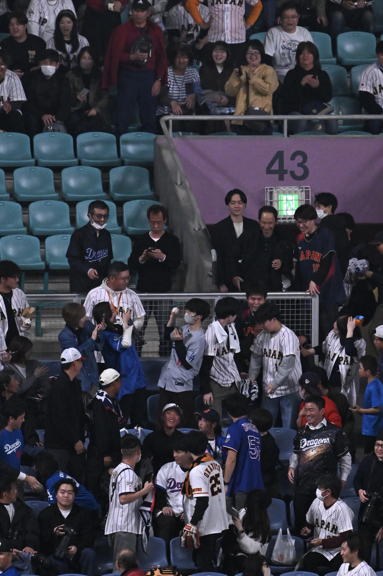 日本対中日　試合前練習で大谷がキャッチボールで使ったボールを手に入れたファン（撮影・滝沢徹郎）