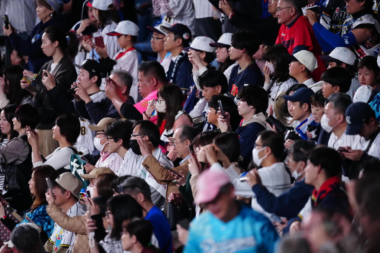 日本対中日　試合前、キャッチボールで調整する大谷をスマートフォンで撮影するファン（撮影・垰建太）