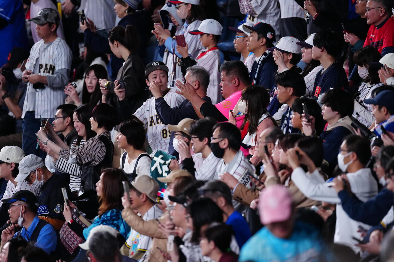 日本対中日　試合前、キャッチボールで調整する大谷をスマートフォンで撮影するファン（撮影・垰建太）