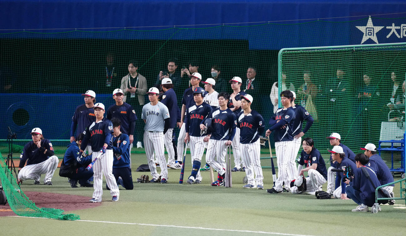 日本対中日　試合前、大谷のフリー打撃を見つめる侍ジャパンの選手たち（撮影・垰建太）
